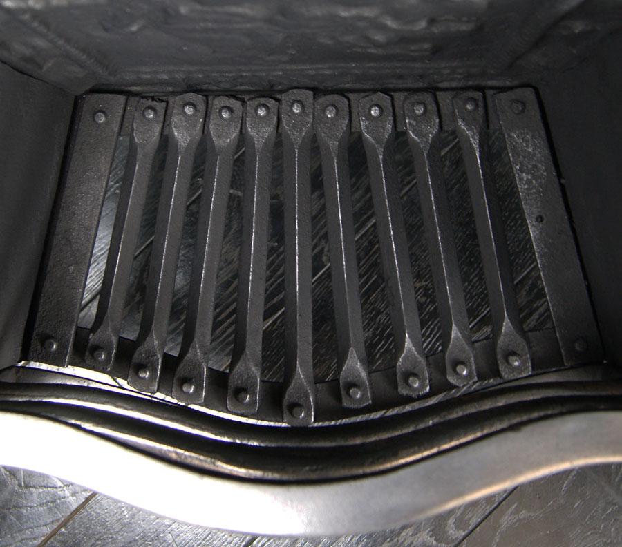English 19th Century Decorative Serpentine Brass & Steel Dog Grate For Sale