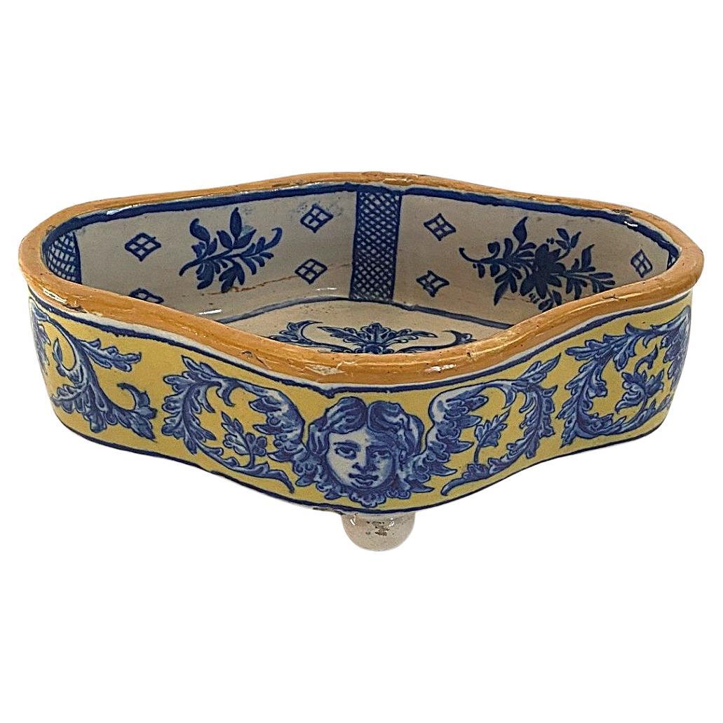 19th Century Decorative Serpentine Shape Majolica Jardiniere From England en venta