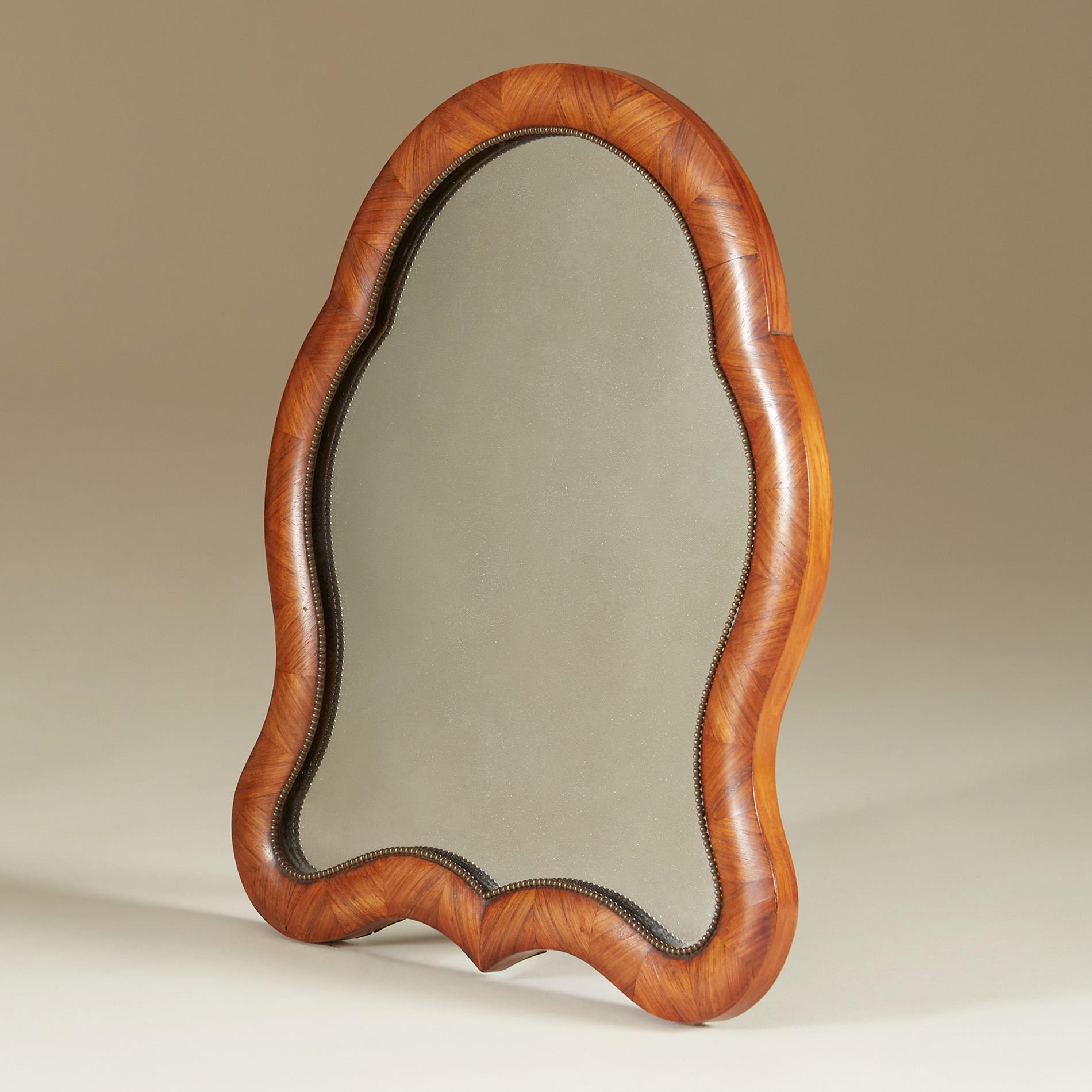 miroir de chevalet du XIXe siècle, de forme attrayante, dont le verre est enchâssé dans une rangée décorative de boules métalliques. Le cadre est travaillé en panneaux alternés de placage de noyer. Parfait pour une coiffeuse/vanité. S'ouvre (et se