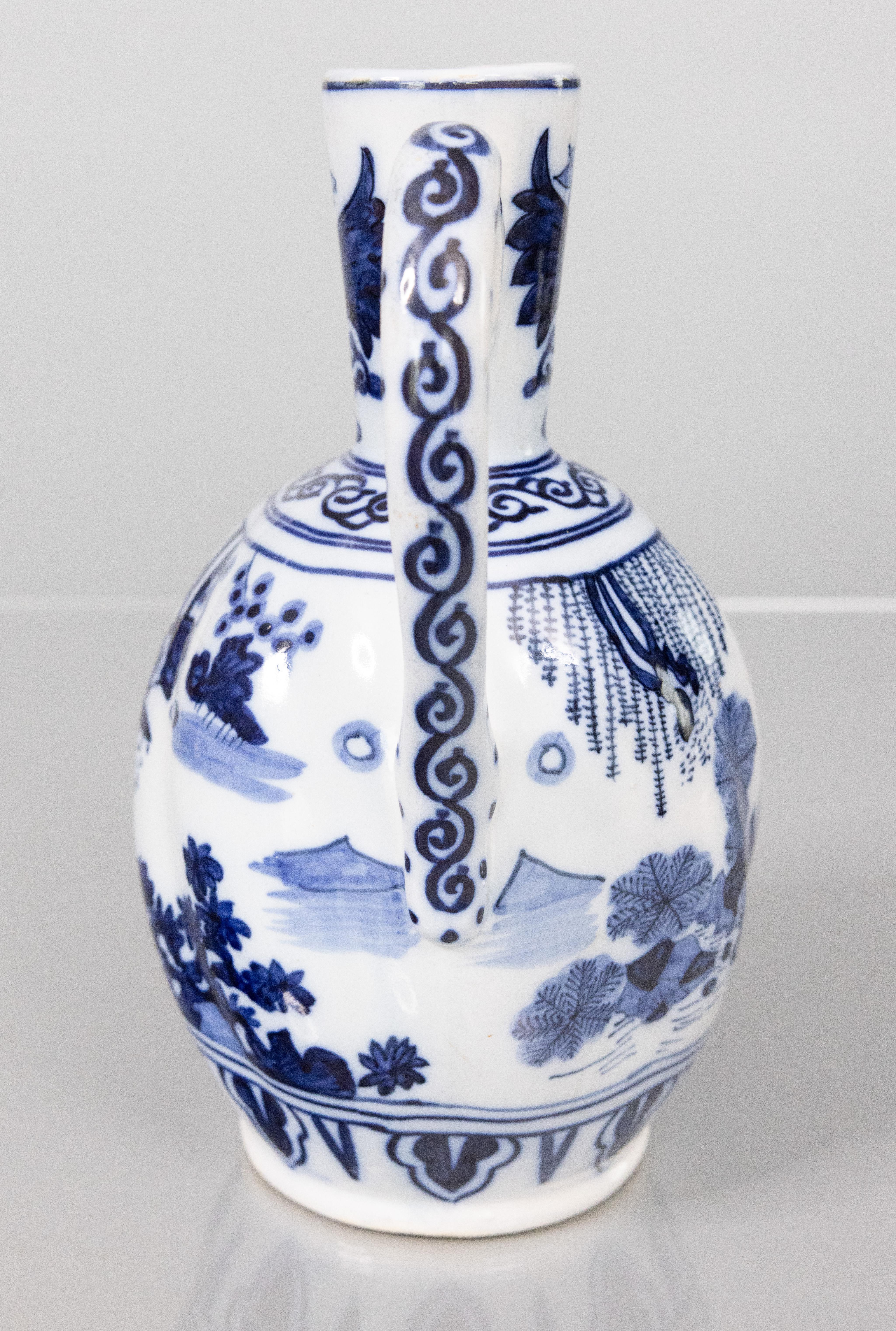 Belge Pichet lobé en faïence de Delft Chinoiserie du 19e siècle en vente