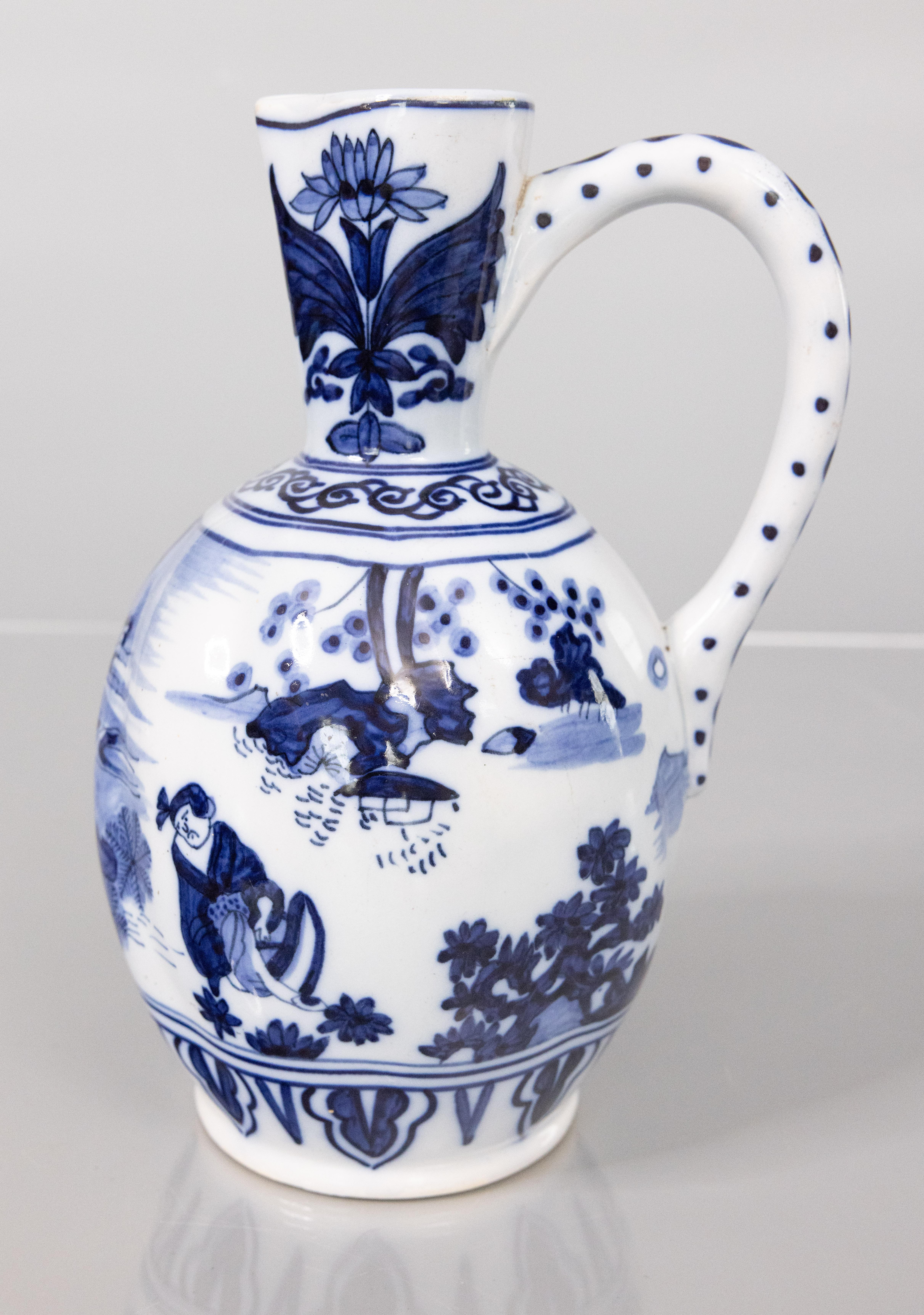 Superbe grand pichet lobé en faïence de Delft de style Chinoiserie, bleu cobalt et blanc, fabriqué par Boch Frères Keramis à La Louvière, Belgique, vers 1880. Cette magnifique cruche à vin ou aiguière a une forme lobée magnifique avec des figures,