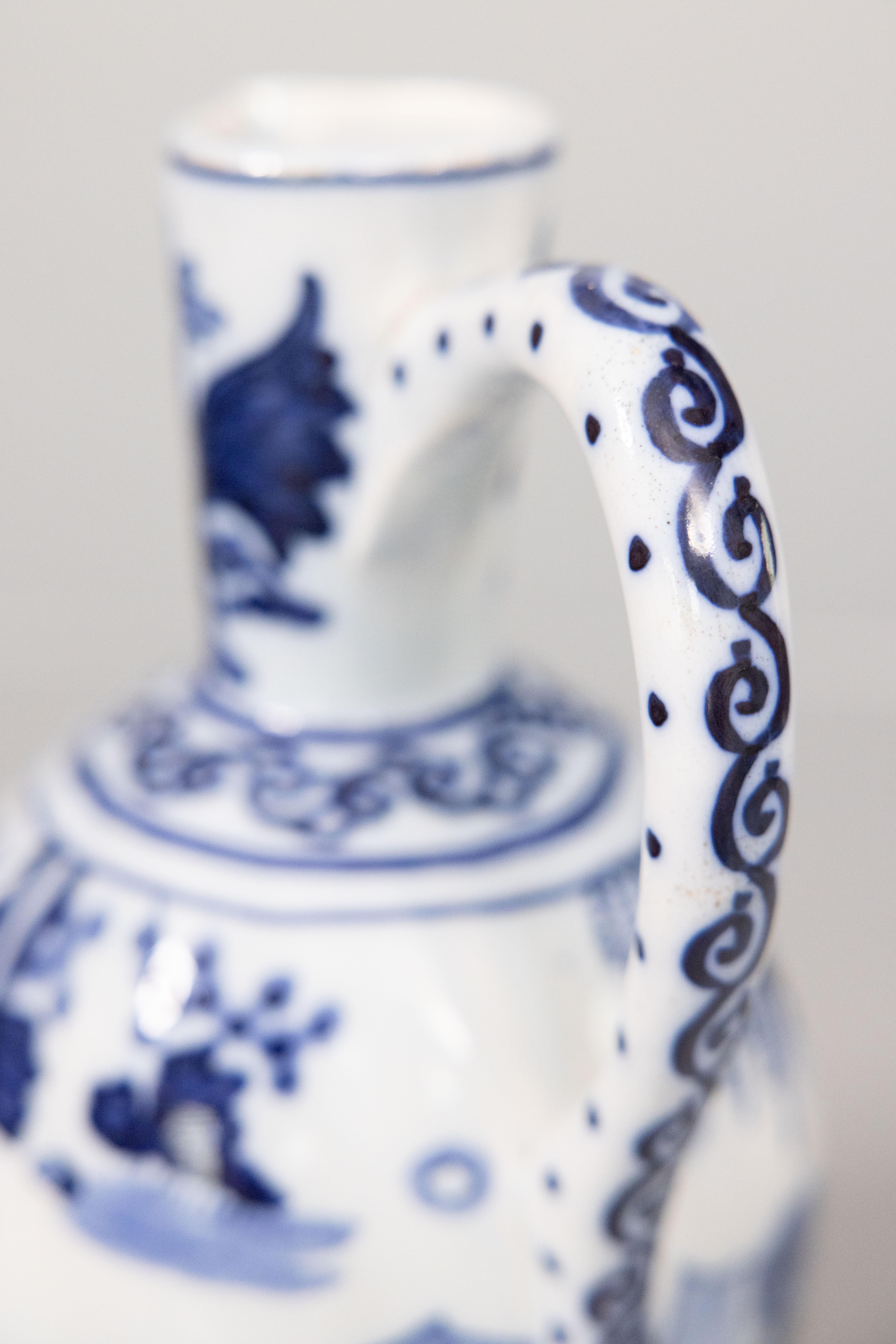 Pichet lobé en faïence de Delft Chinoiserie du 19e siècle Bon état - En vente à Pearland, TX