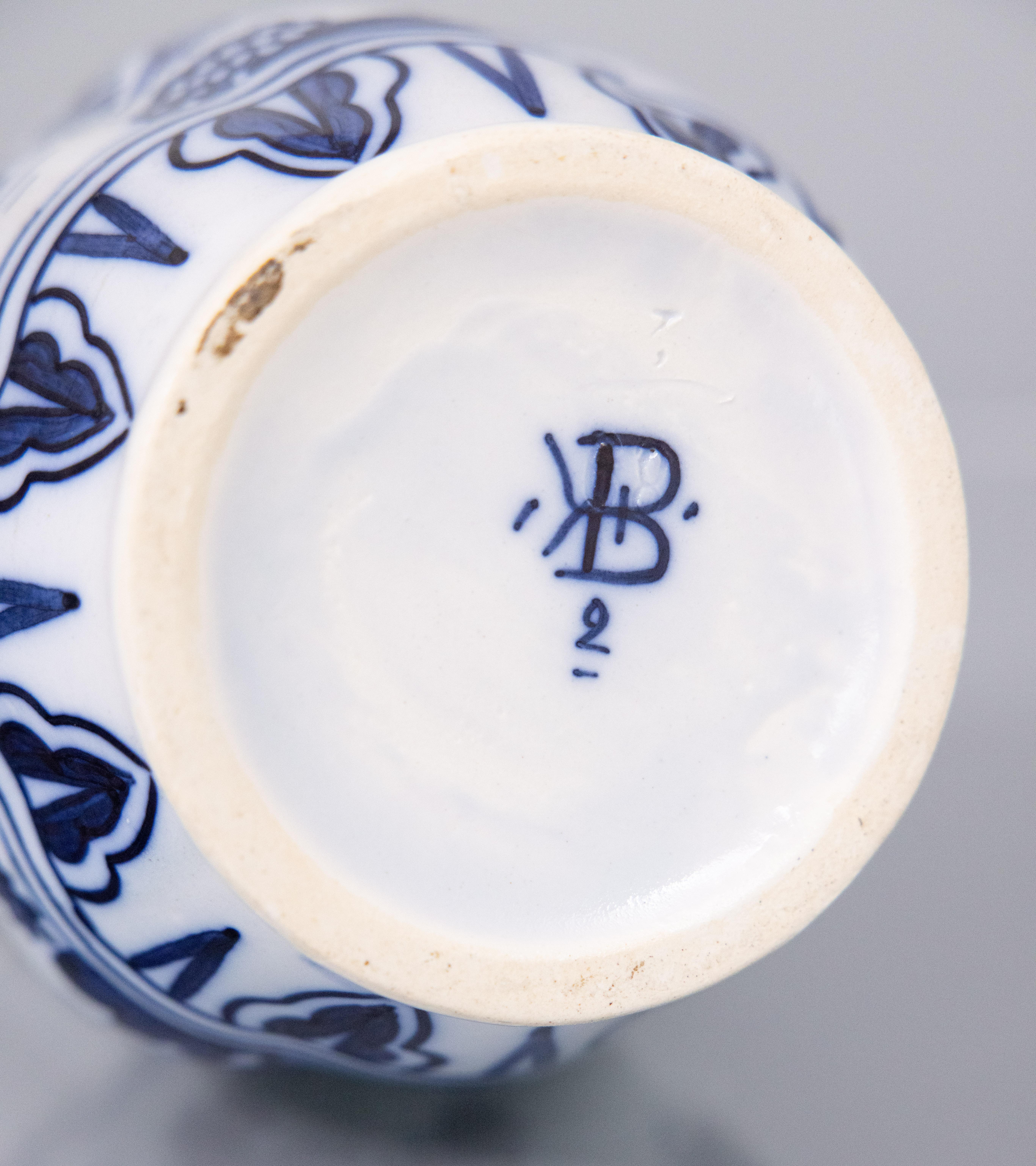 Faïence Pichet lobé en faïence de Delft Chinoiserie du 19e siècle en vente