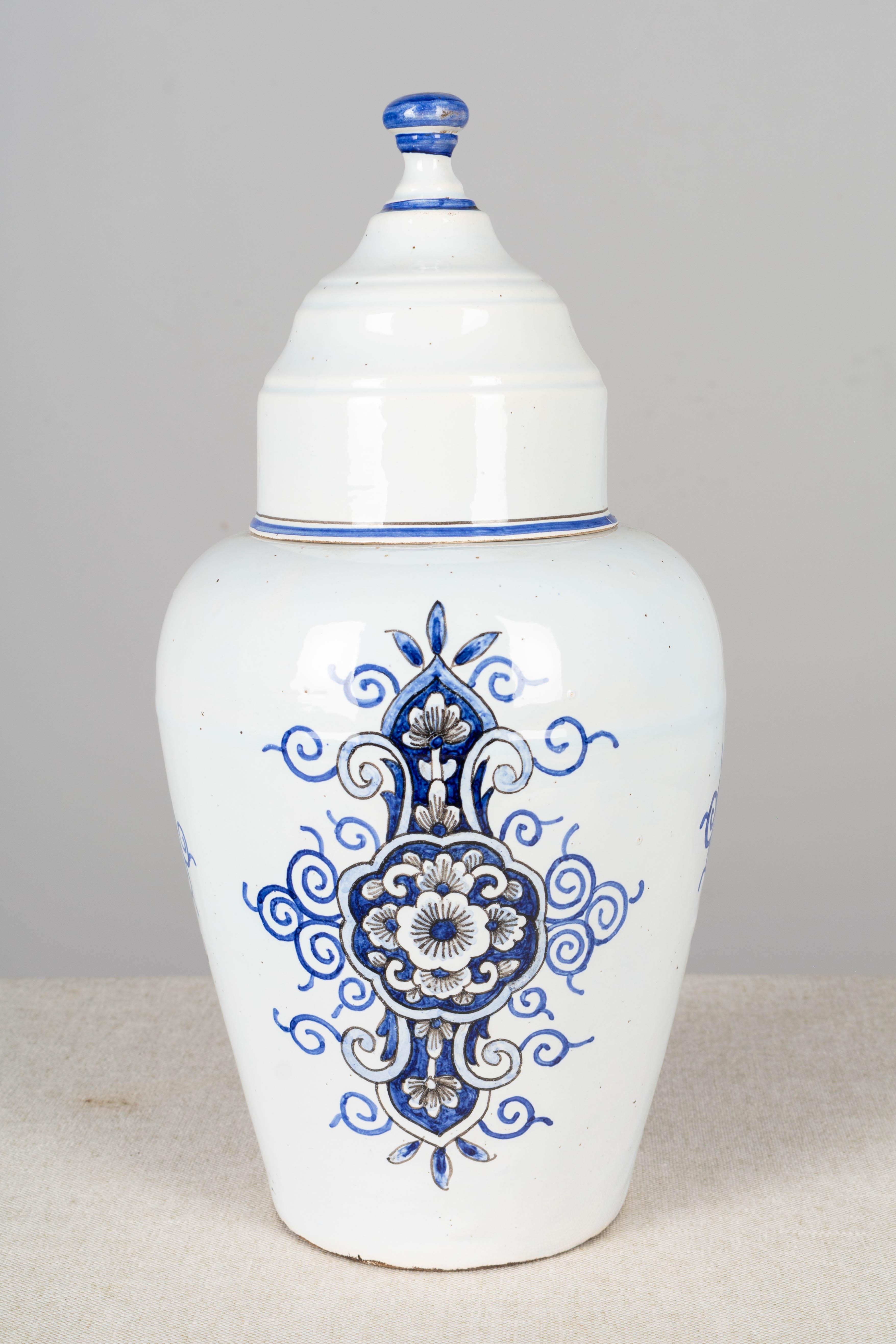 19th Century Delft Faience Apothecary Jar In Good Condition For Sale In Winter Park, FL