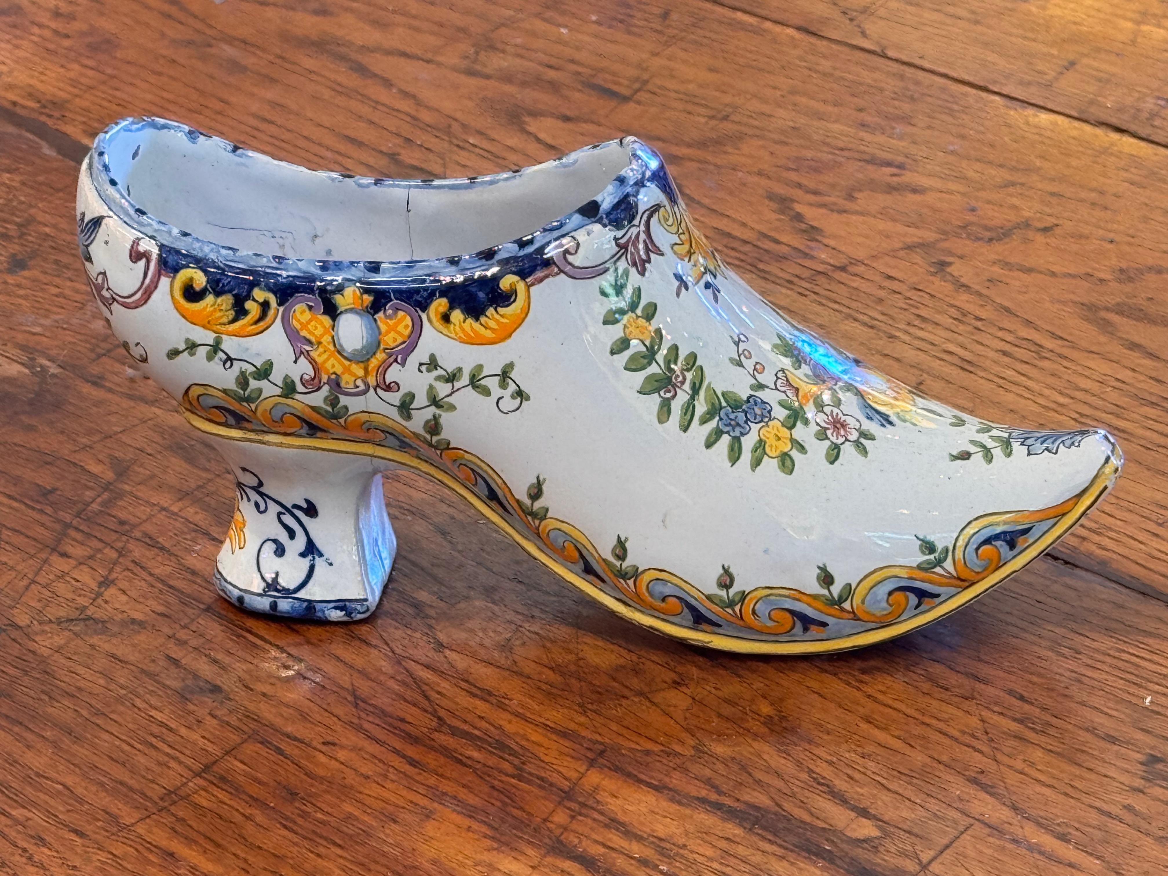 Pour le collectionneur de chaussures. Une seule chaussure en céramique décorée.
