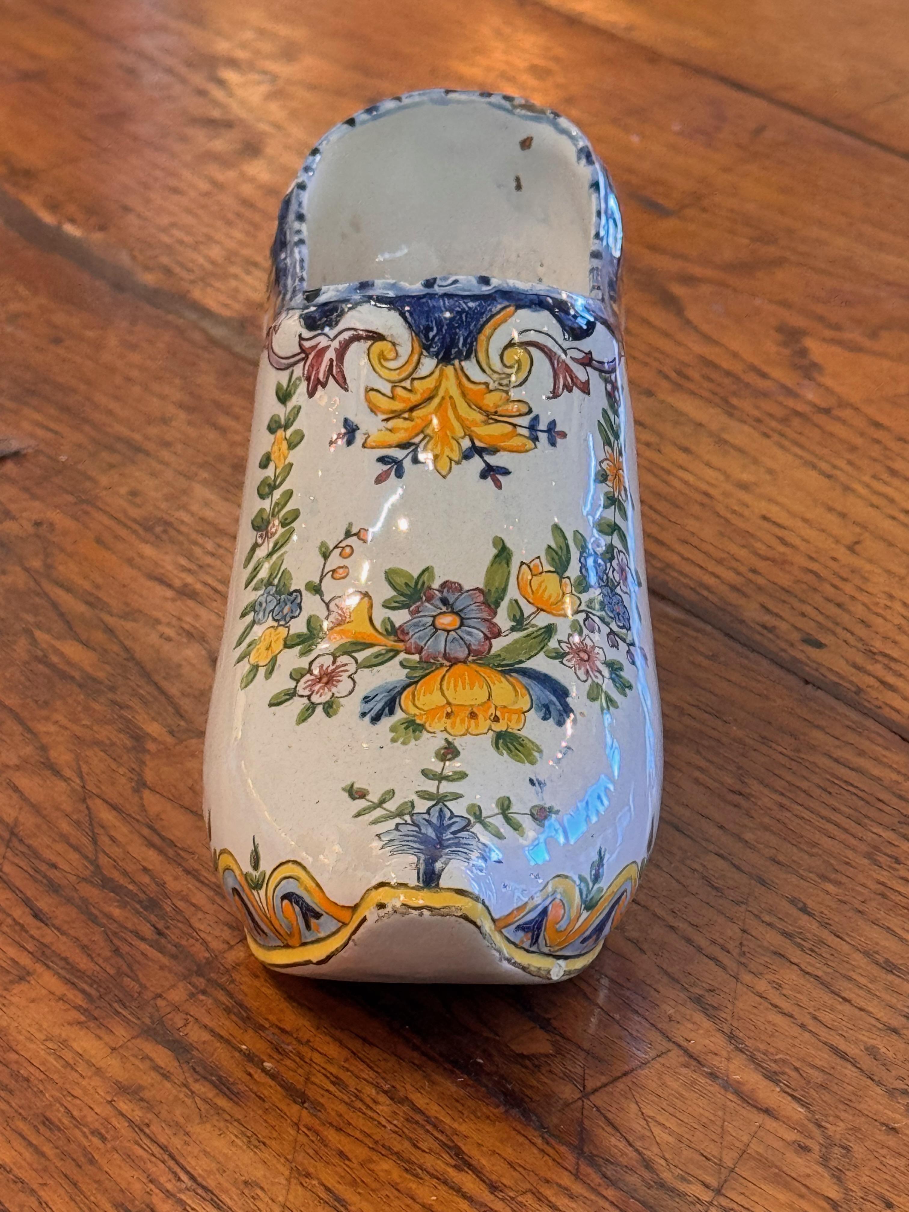 Néerlandais Chaussure de Delft du 19e siècle en vente