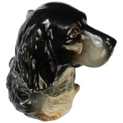 Pochette murale du 19ème siècle en céramique Delphin Massier Vallauris avec chien