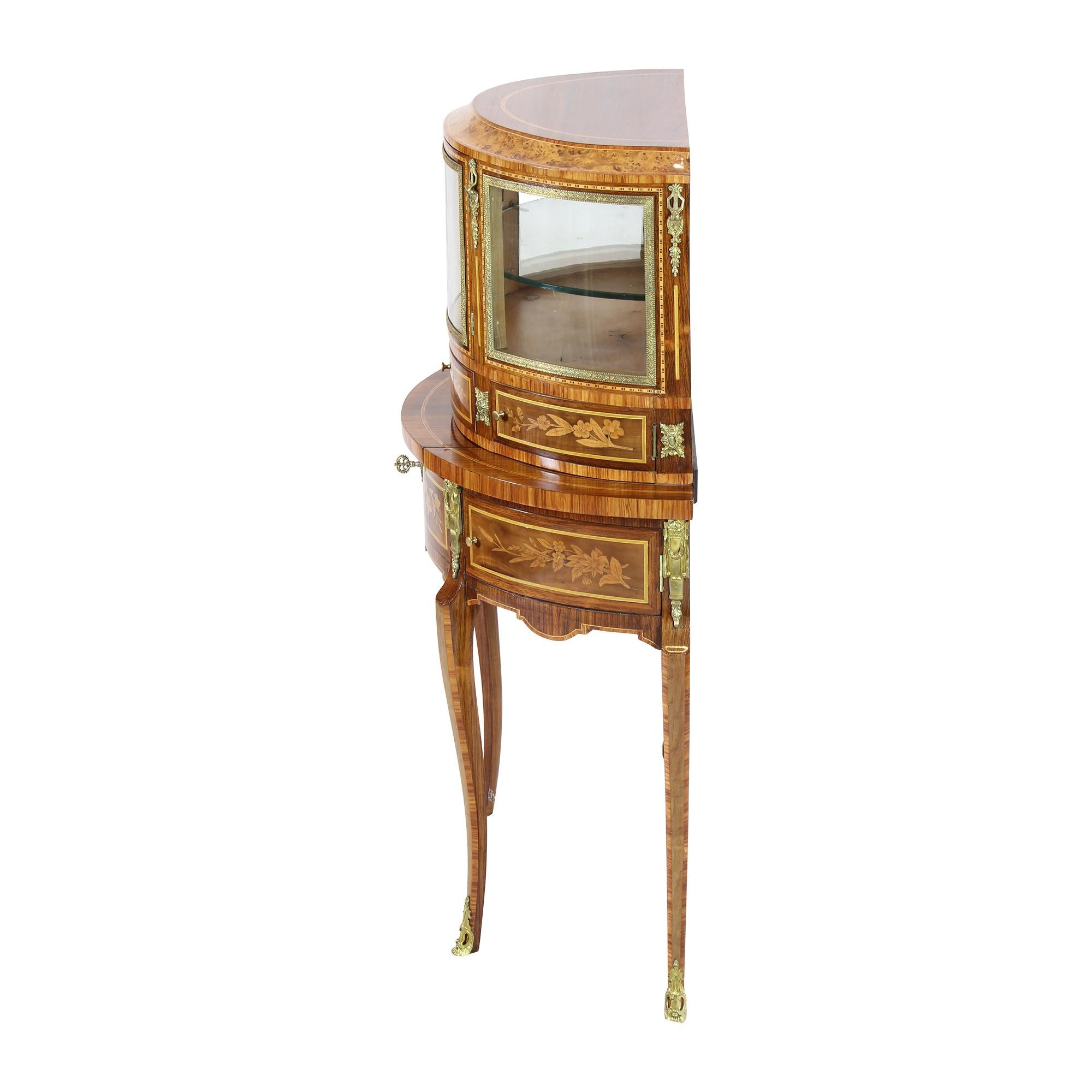 Français Vitrine/meuble de rangement à plateau demi-lune de style Louis XVI du 19ème siècle en vente