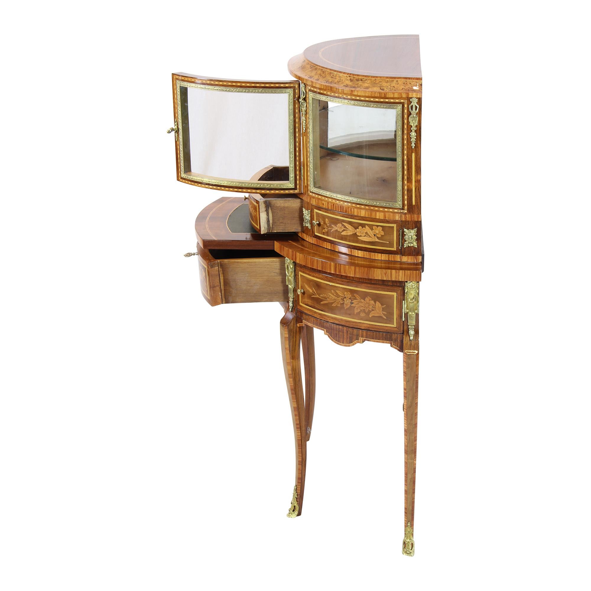 Poli Vitrine/meuble de rangement à plateau demi-lune de style Louis XVI du 19ème siècle en vente