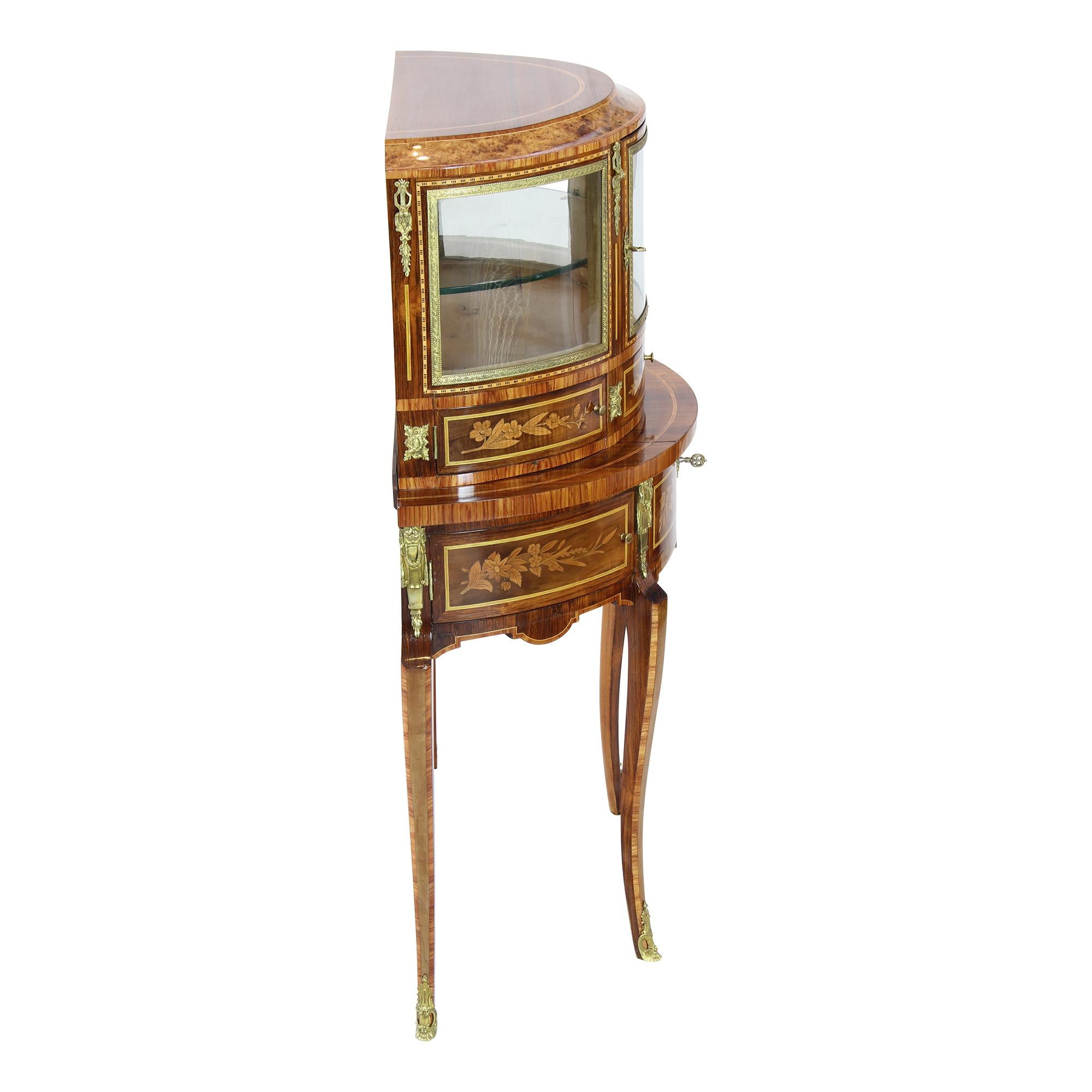 Vitrine/meuble de rangement à plateau demi-lune de style Louis XVI du 19ème siècle Bon état - En vente à Darmstadt, DE
