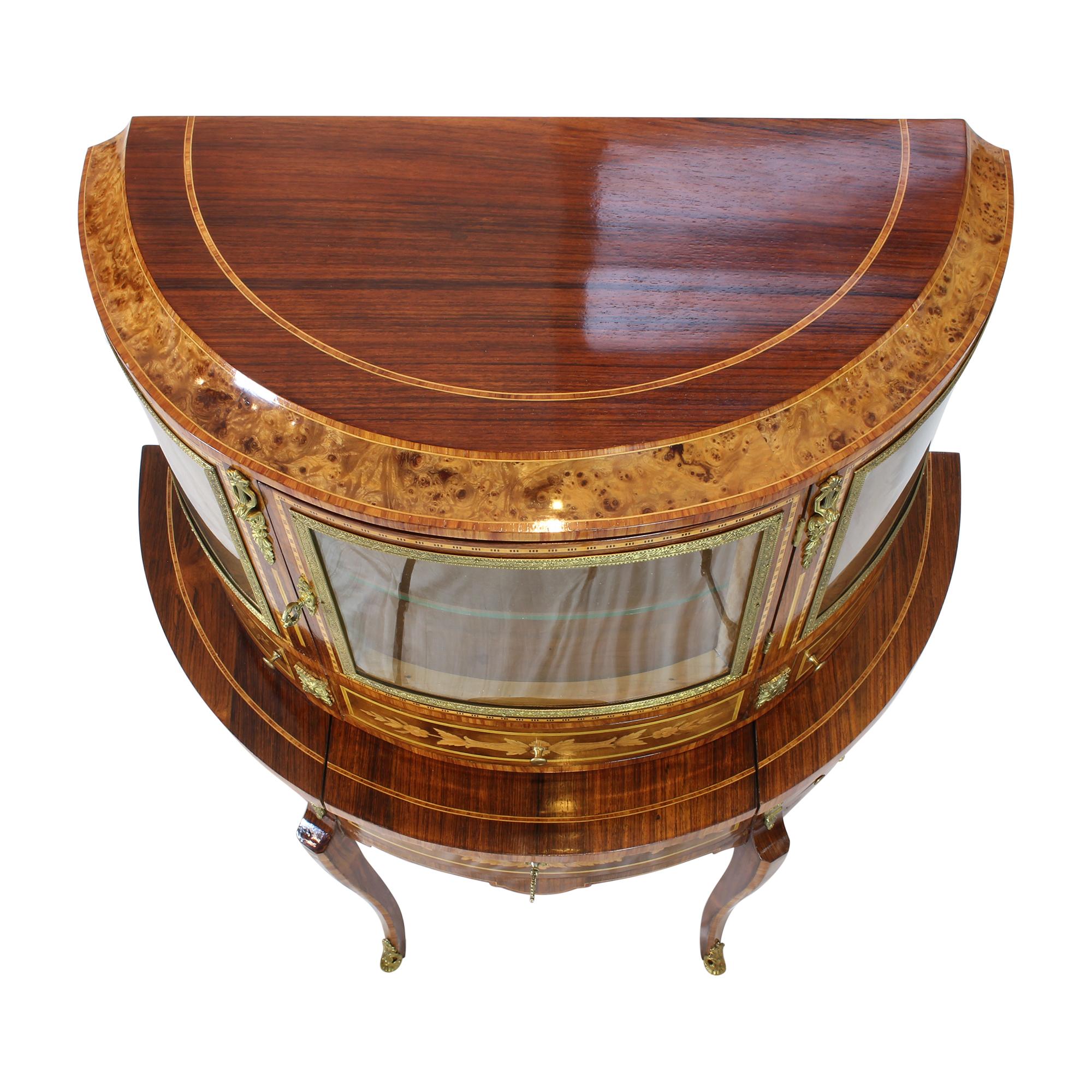 XIXe siècle Vitrine/meuble de rangement à plateau demi-lune de style Louis XVI du 19ème siècle en vente