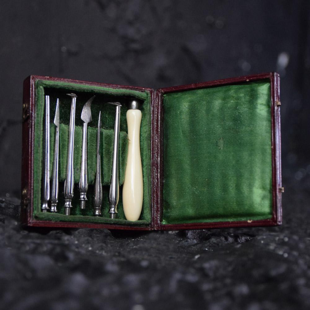 19th century dental tool kit, all tools are encased in a leather box with brass latch and lined with a green silk material. 

Size of inches: H 0.5” x W 3” x D 2.3”
Period: 1890 - 1900

Completely solid in structure and form, with natural wear