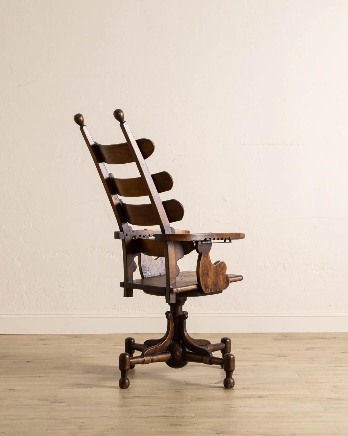 Cette réplique de fauteuil de dentiste du XIXe siècle allie savoir-faire, caractère et fonctionnalité dans une pièce vraiment originale. Le cadre en bois massif est finement sculpté avec le souci du détail d'époque, ce qui lui confère une touche de