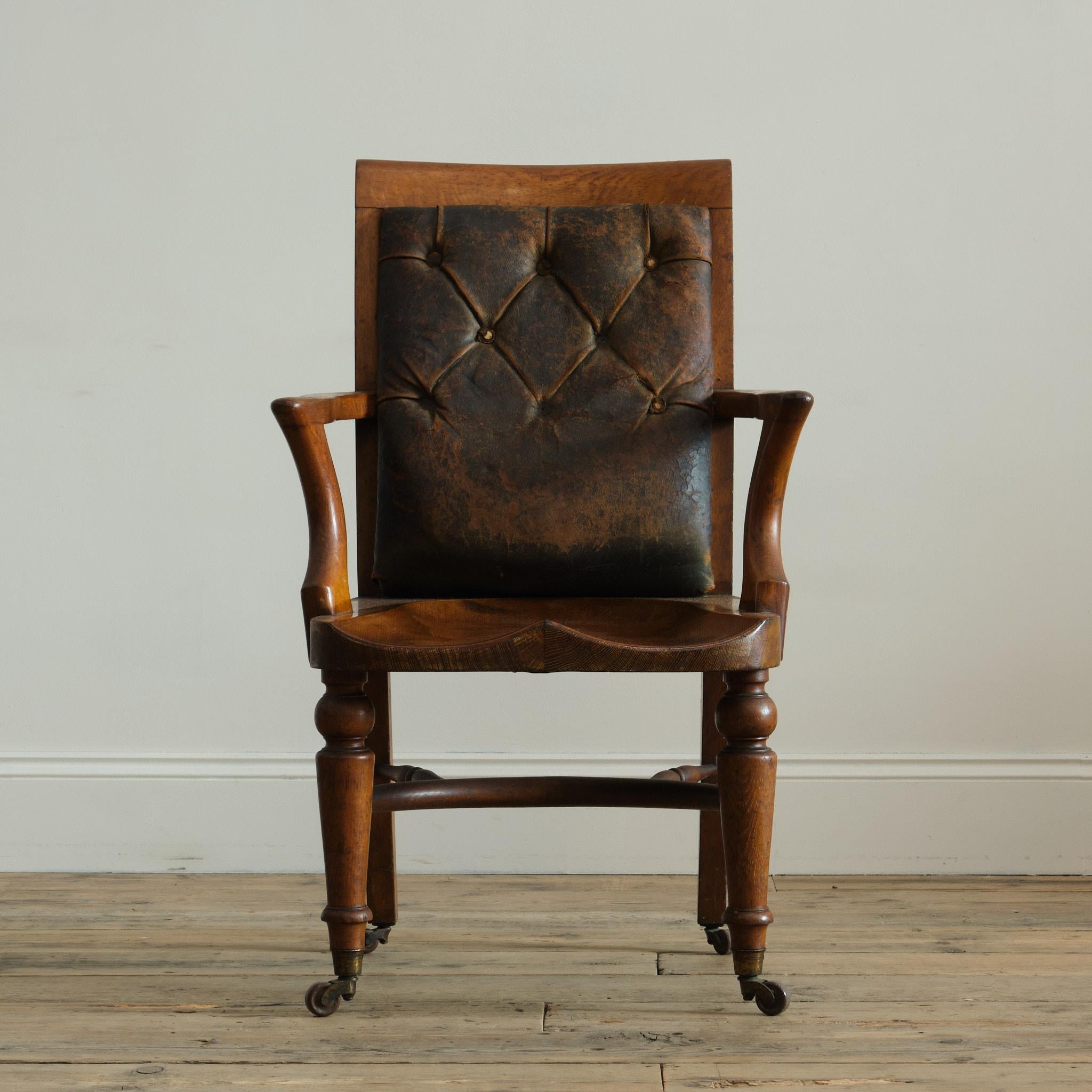 Sedia da tavolo della fine del XIX secolo di James Shoolbred & Co di Tottenham Court - Londra. Costruito in quercia con una spessa seduta sagomata, conserva il rivestimento originale in pelle verde consumata. C1890

Strutturalmente è in buone e