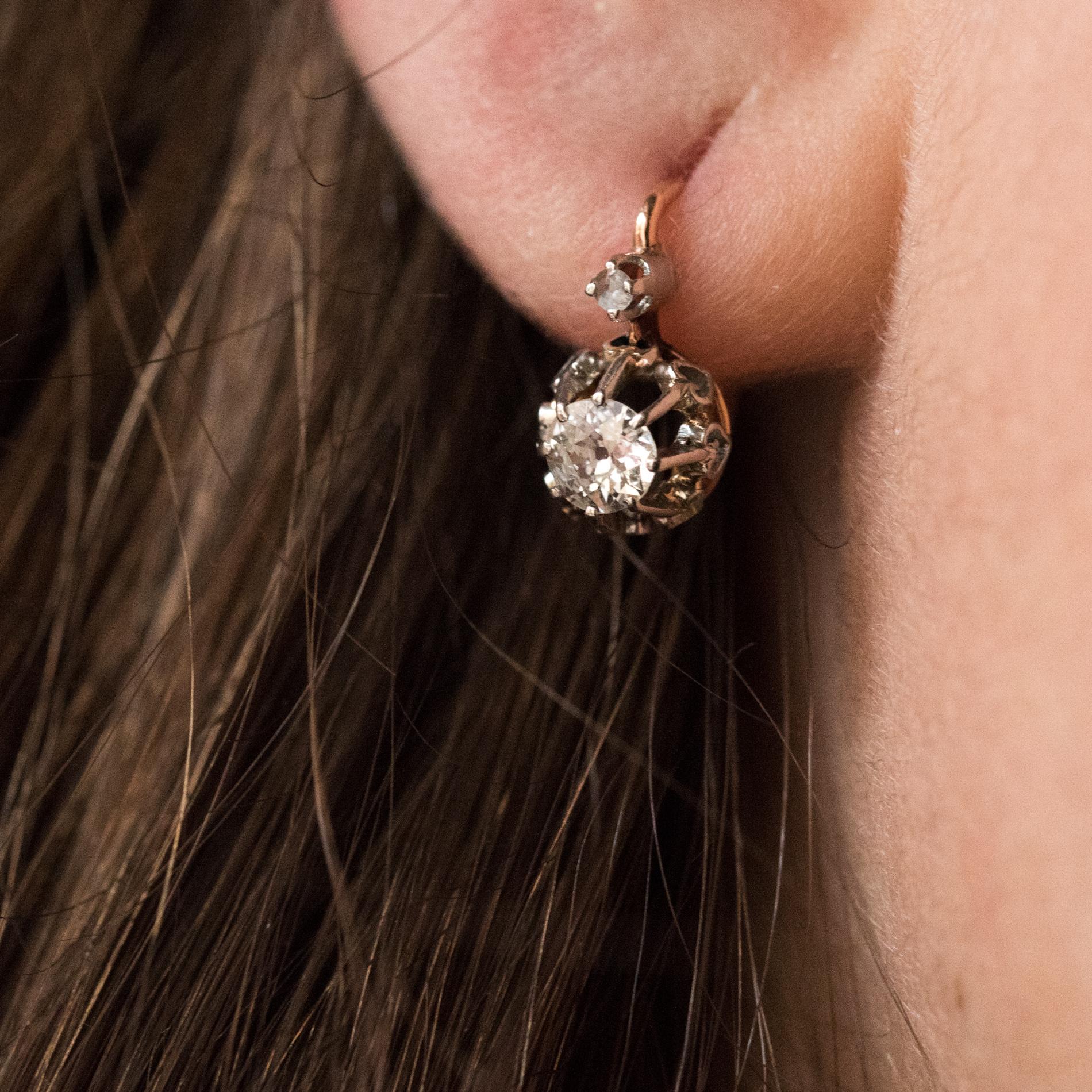 For pierced ears.
Earrings in 18 karat rose gold.
Pair of lever- back earrings, each is set with claws fleur de lysées of an antique brilliant- cut diamond, surmounted by a rose- cut diamond. The hooking system is from the back.
Height : 12.9 mm