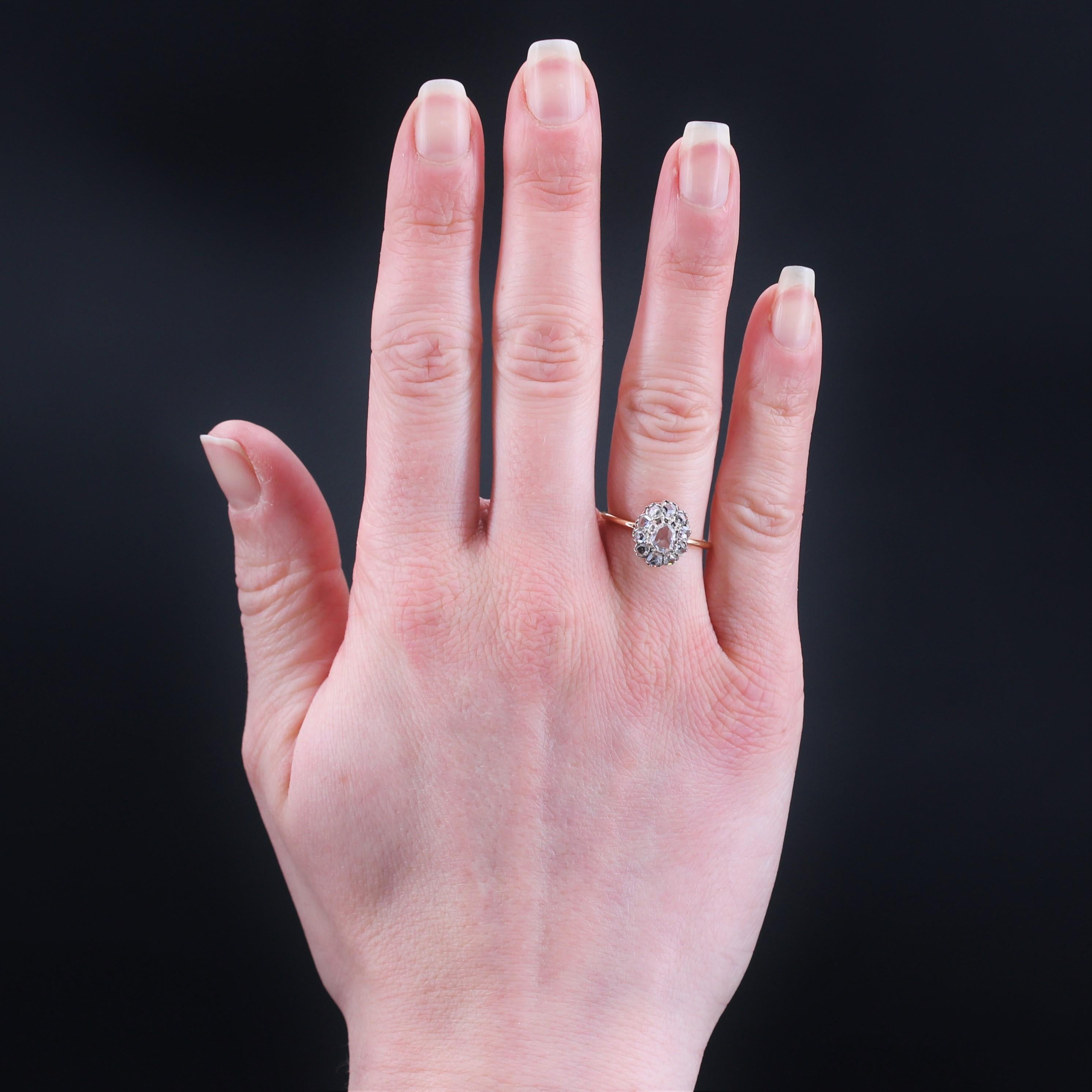 Bague en or jaune 18 carats.
Bague ancienne féminine elle est appelée Pompadour car composée d'une pierre centrale, ici un diamant taille rose entouré d'autres diamants taille rose, le tout en serti griffe. L'anneau est un fil rond et la monture est