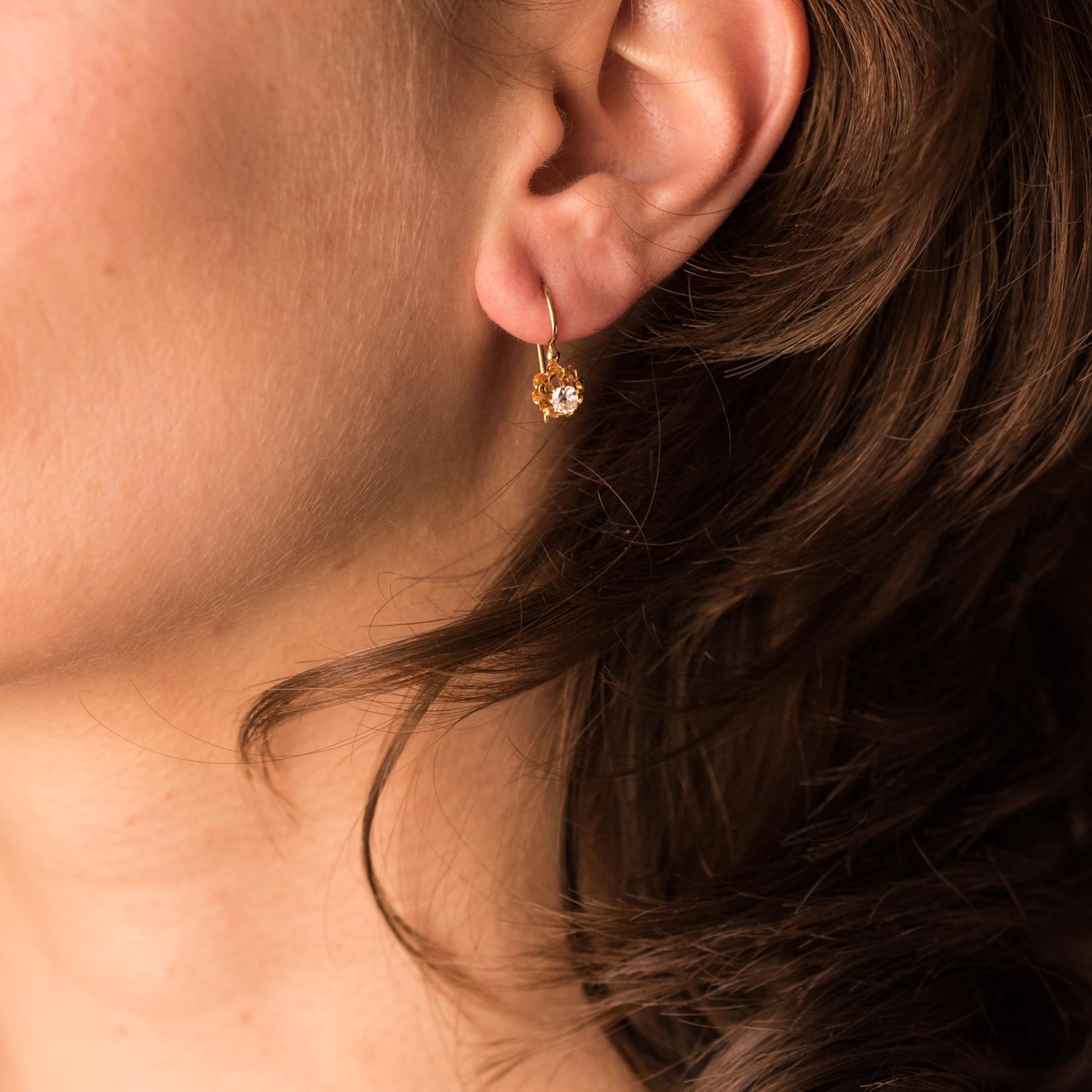 Earrings in 18 karats yellow gold.
Bright and refined, each earring is set with claws of an antique cushion- cut diamond. The clasp is a gooseneck with safety hook and puts on from the front.
Total weight of diamonds: approximately 0.32