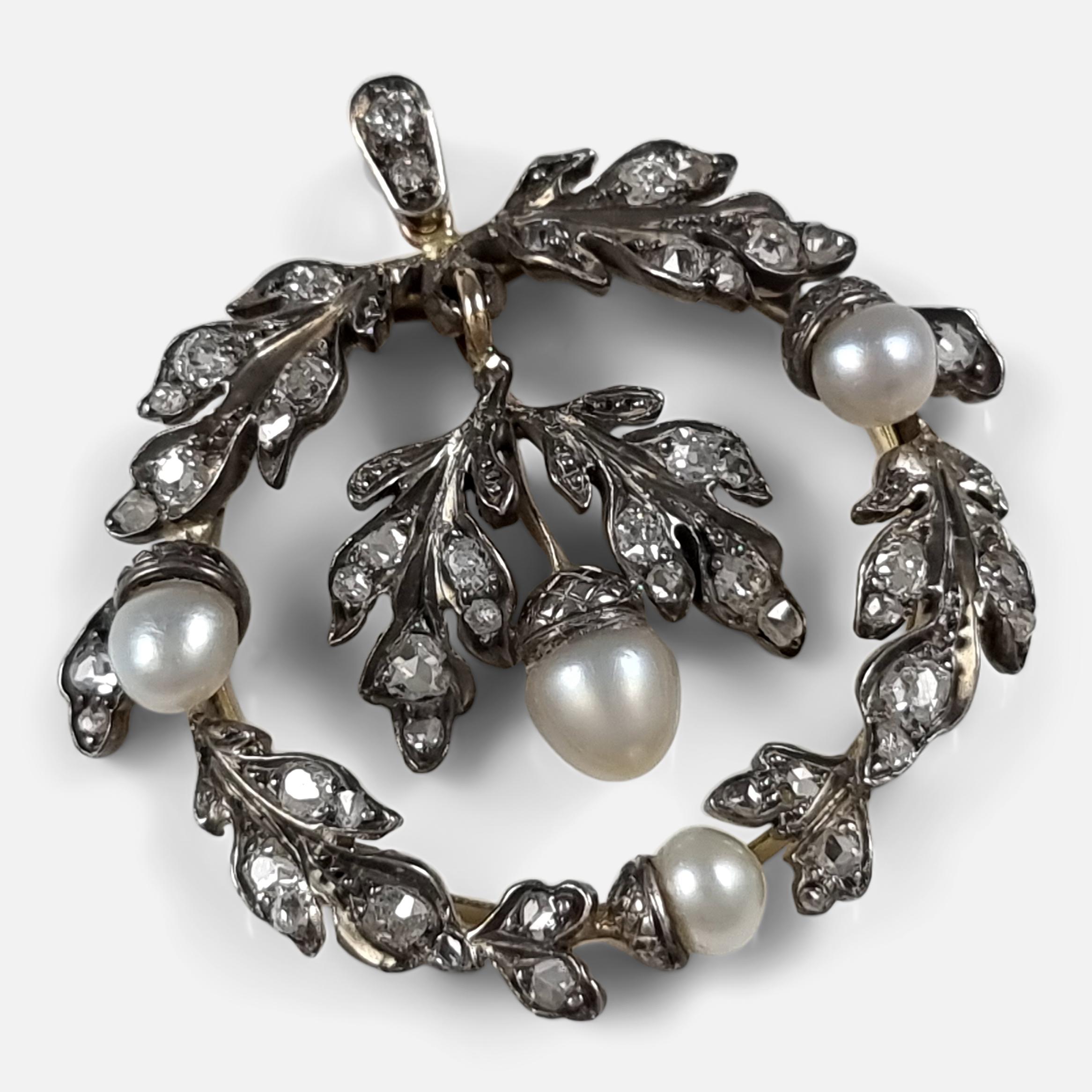 Ein Diamant- und Perlenanhänger aus der Mitte des 19. Jahrhunderts. Der Anhänger besteht aus einem Kranz aus Eichenblättern und einem hängenden, blattförmigen Tropfen in der Mitte. Er ist mit alten Diamanten im Kissen- und Rosenschliff und