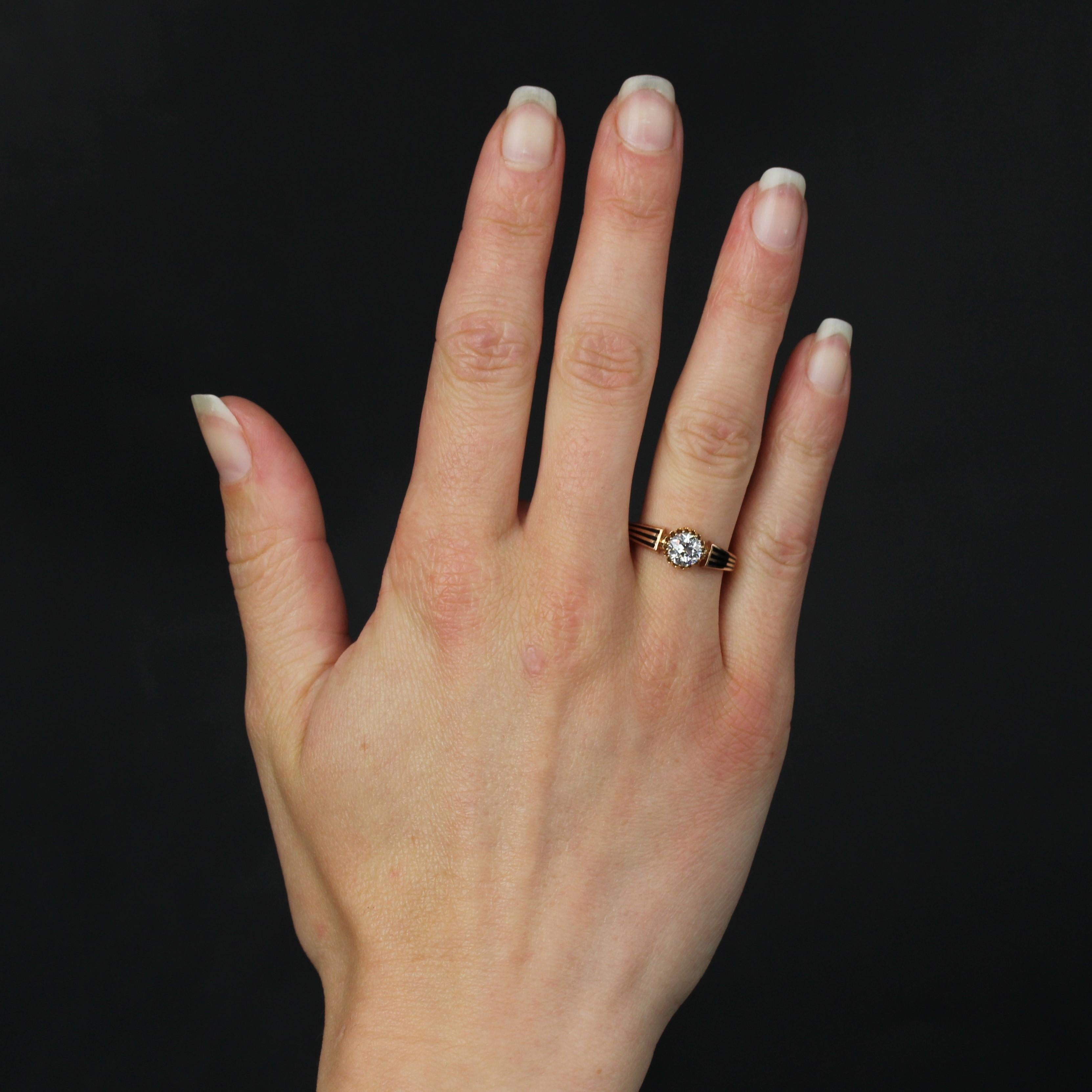 Ring in 18 karat rose gold, owl hallmark.
This magnificent antique Napoleon III solitaire is set in bright rose gold, enameled on either side of the ring with 3 black enamel fillets. On top, a bezel with numerous claws holds an antique-fashioned