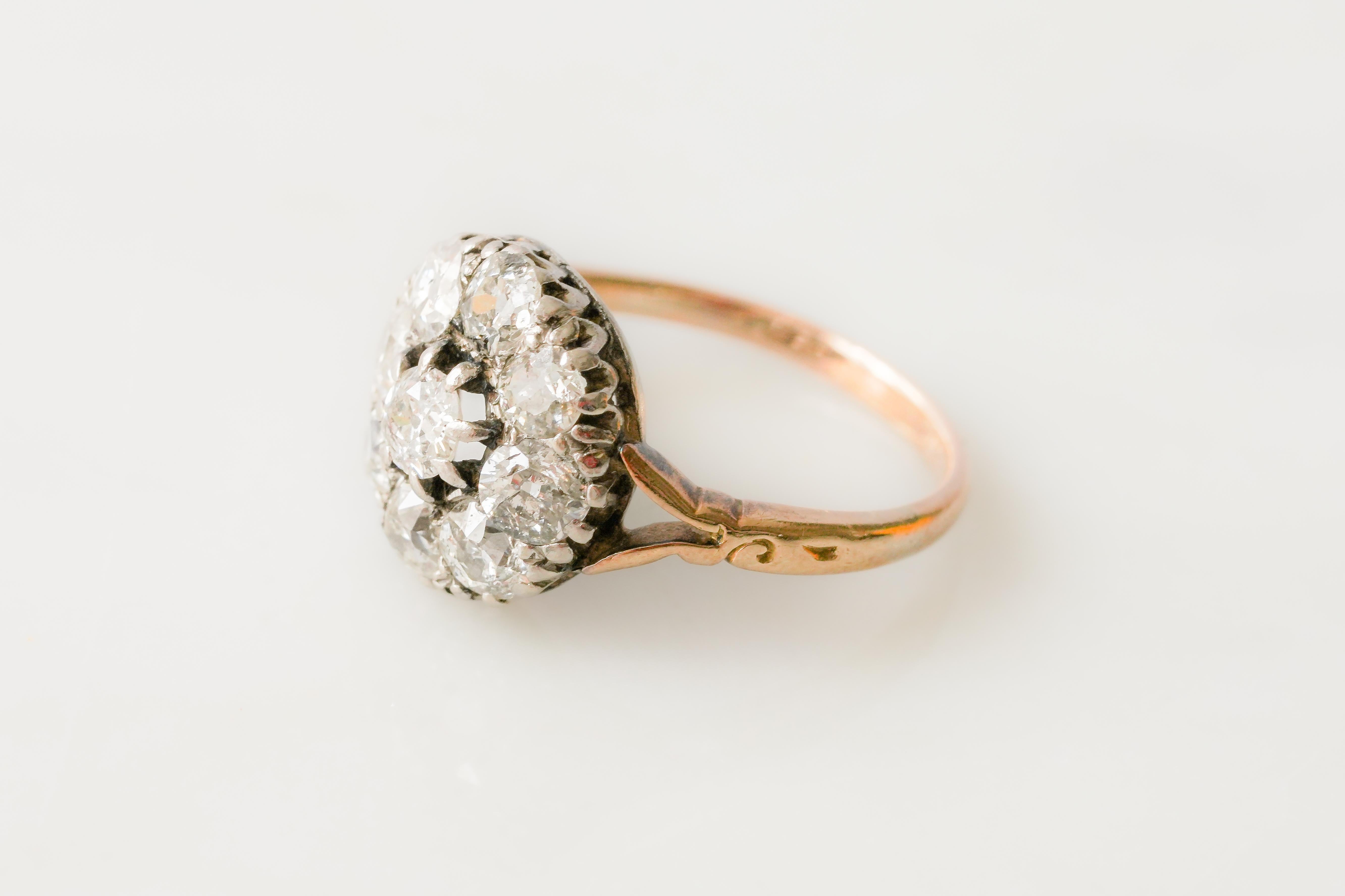 Anello con diamanti a grappolo e oro giallo con diamanti antichi a taglio circolare (circa 1,20 carati in totale) in argento su oro. Gambo in oro biforcato con incisione a volute.

Taglia 51, ridimensionabile.