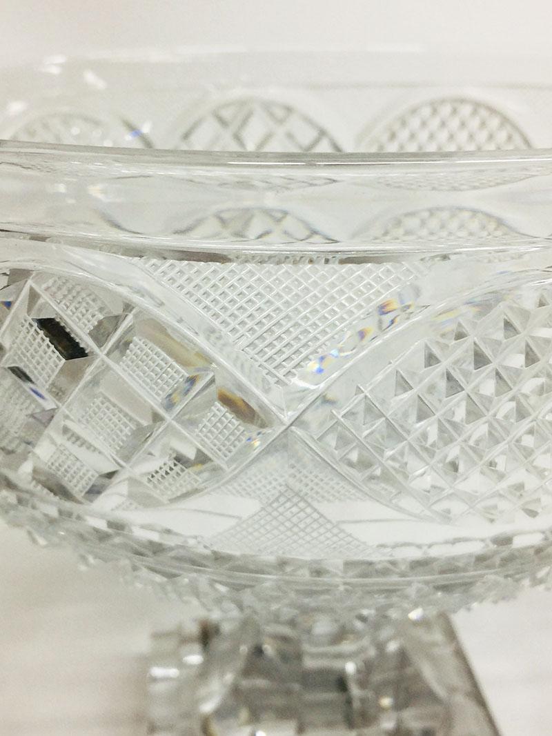 19th century diamond pattern cut glass fruit bowl raised on square foot

The measurements are 19.3 cm high and 21.5 diagonal
The weight is 2419 gram.