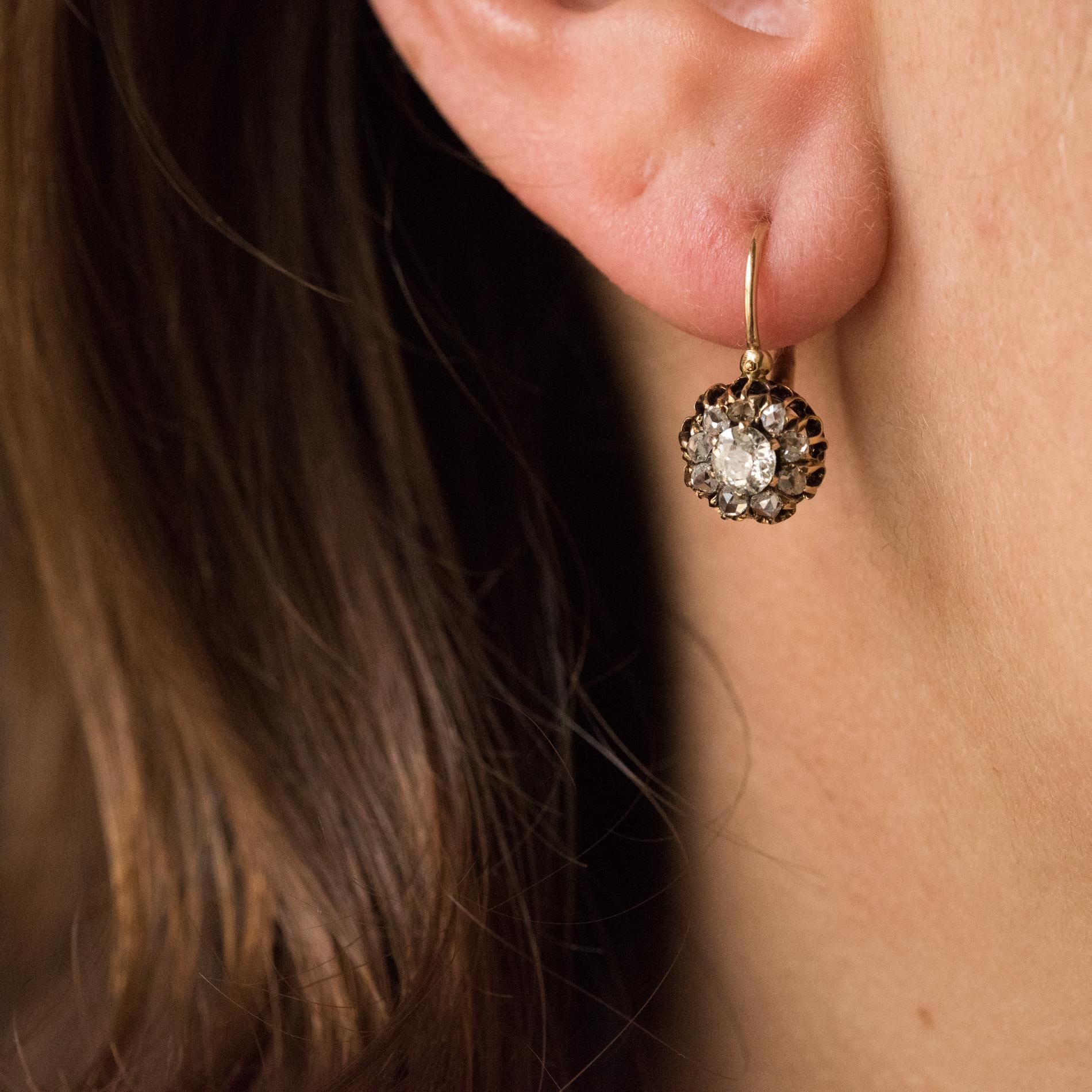 Pair of rose gold earrings, 750 thousandths, 18 carats.
Called sleepers earrings, round shape, each is set, in the center, with claws of an antique- cut diamond surrounded by rose- cut diamonds. The attachment system is forward. The basket is