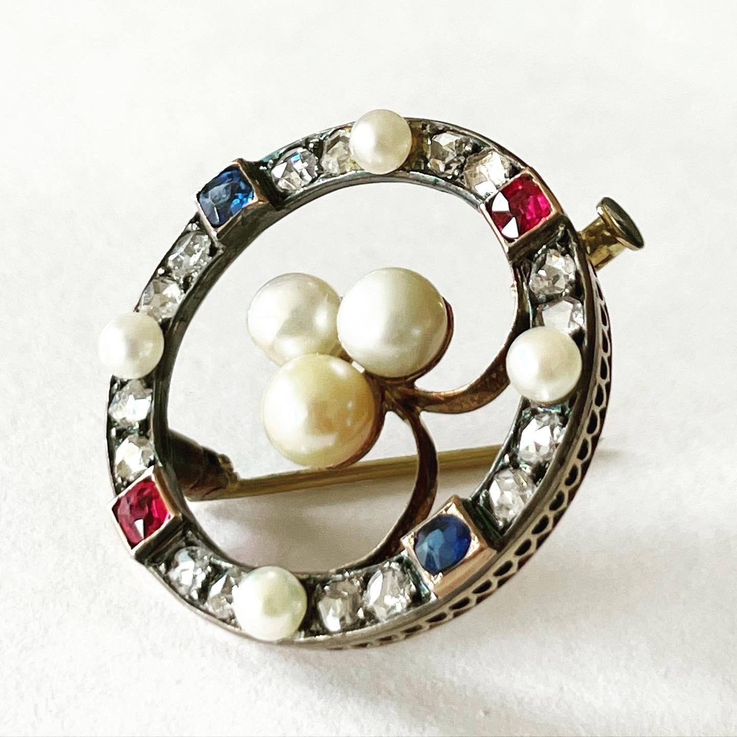 Old mine cut diamonds, rubys, sapphires and pearls 18k yellow gold and platinum brooch.
Probably France. Condition: Good.
Old mine cut diamonds ans old European sapphire and rubys cut.
Total approximate diamond carat weight: 0.8 carats.
Diameter: