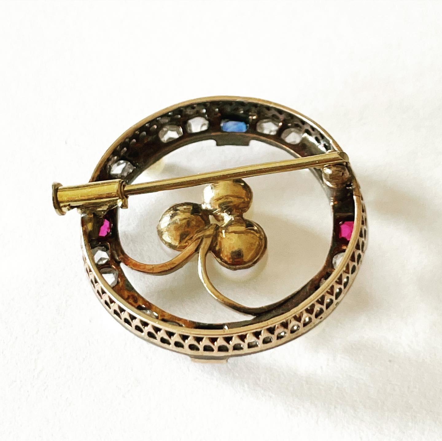 Victorian Diamond Ruby Sapphire and Pearls 18k Yellow Gold Brooch In Good Condition For Sale In Pamplona, Navarra