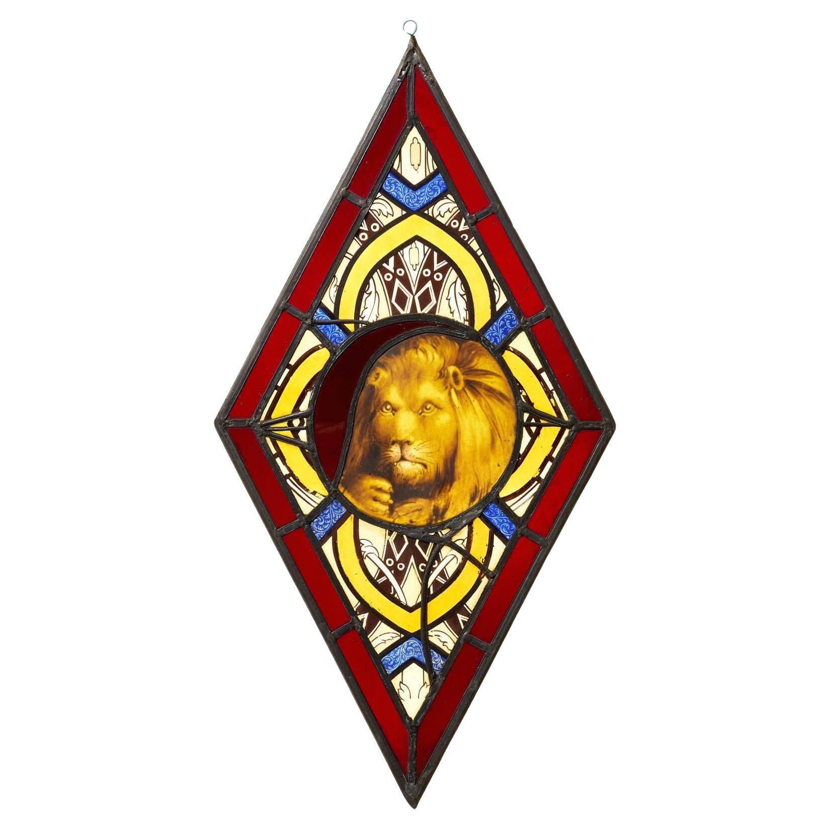 Panneau de verre teinté du 19ème siècle en forme de diamant avec lion
