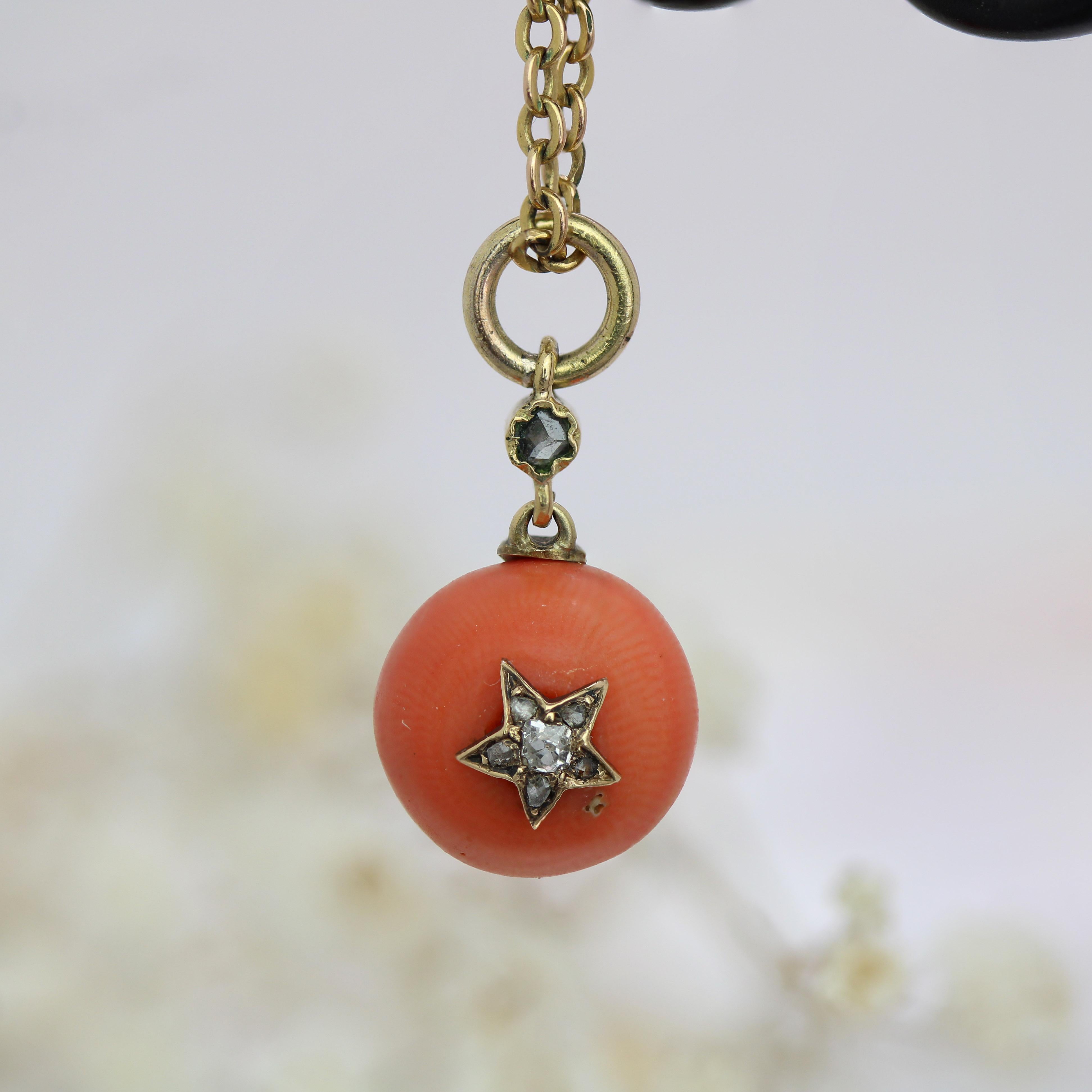 Napoléon III Pendentif en or jaune 18 carats avec breloque en corail et étoile en diamant du 19e siècle en vente
