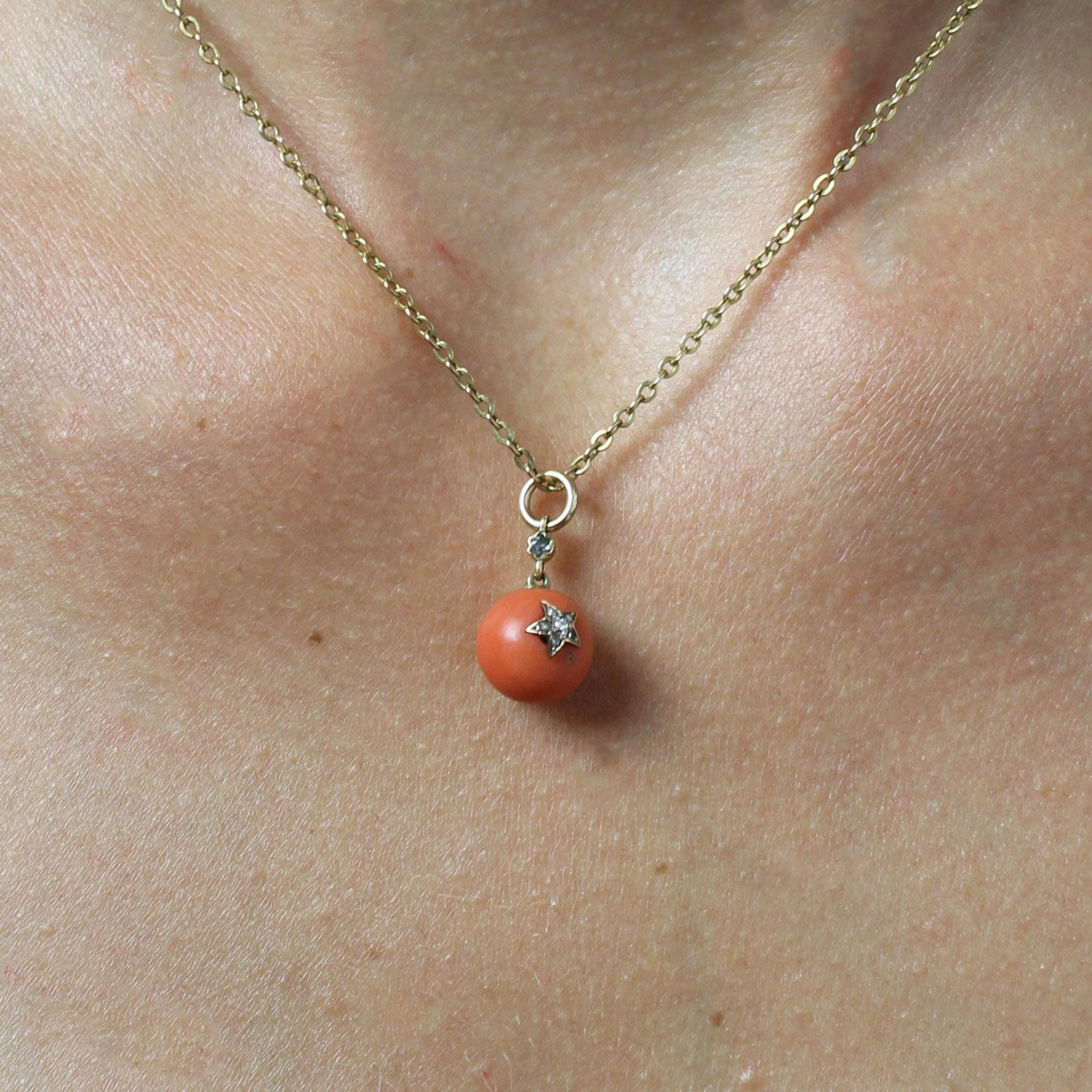 Pendentif en or jaune 18 carats avec breloque en corail et étoile en diamant du 19e siècle Pour femmes en vente