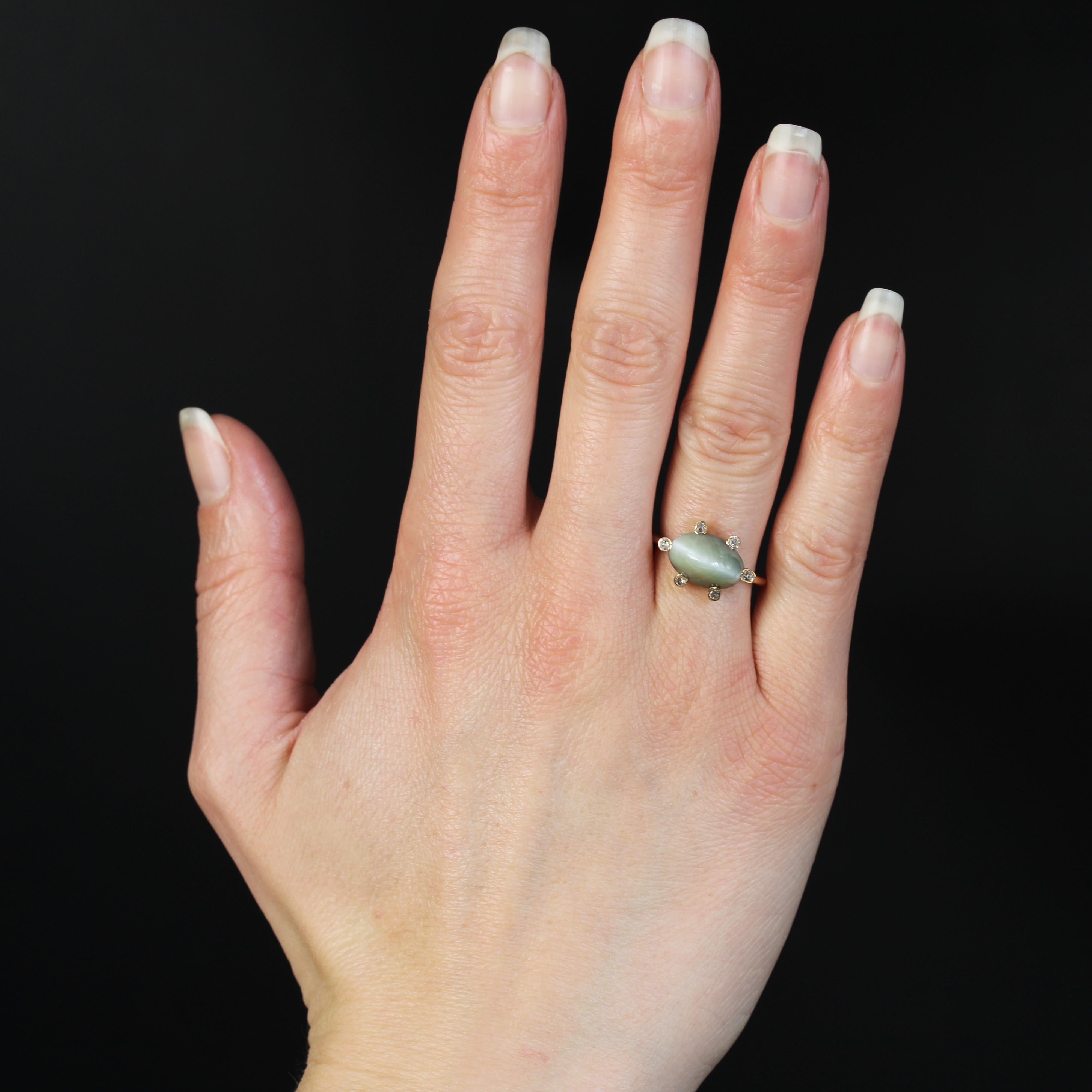 Ring aus 18 Karat Roségold.
Der Ring besteht aus einem runden Golddraht, der einen mit 6 Diamanten im Antikschliff besetzten Korb in breiten Krallen hält, in denen ein Chrysoberyll im Zuckerhut-Schliff sitzt.
Gesamtgewicht des Chrysoberylls: ca.