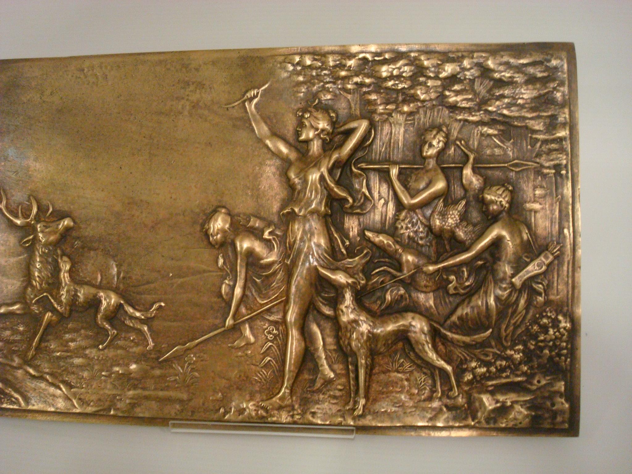 Art nouveau Plaque murale en bronze en bas-relief « Diana the Huntress » du 19e siècle en vente