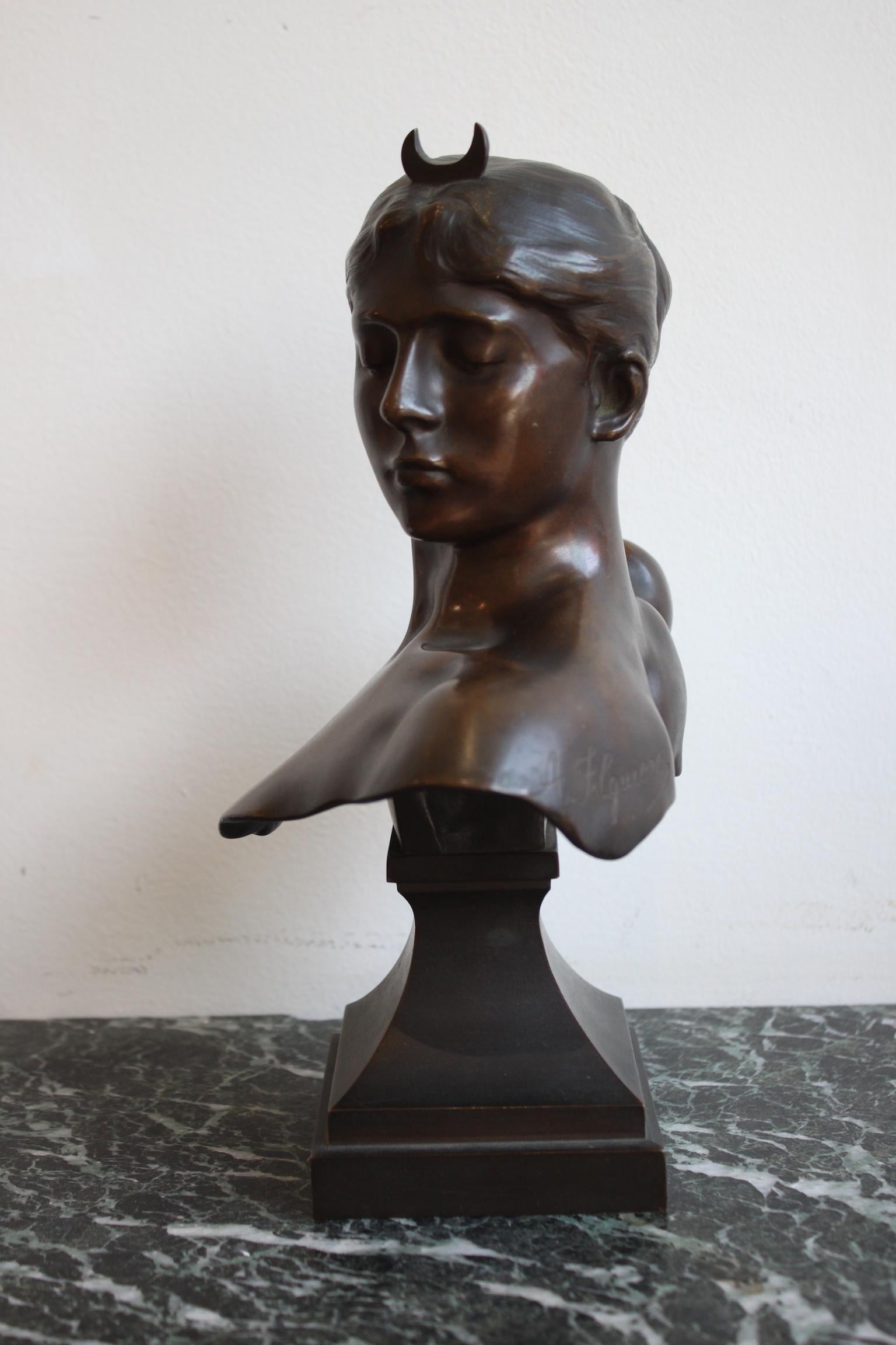 19th century bronze sculpture representing the bust of Diane the Huntress, by French sculptor Alexandre Falguière.
The same model is exposed in the Musée d 'Orsay, Paris.
In a perfect state. Signed
Dimensions: Width 15 cm, height 26 cm, depth 10