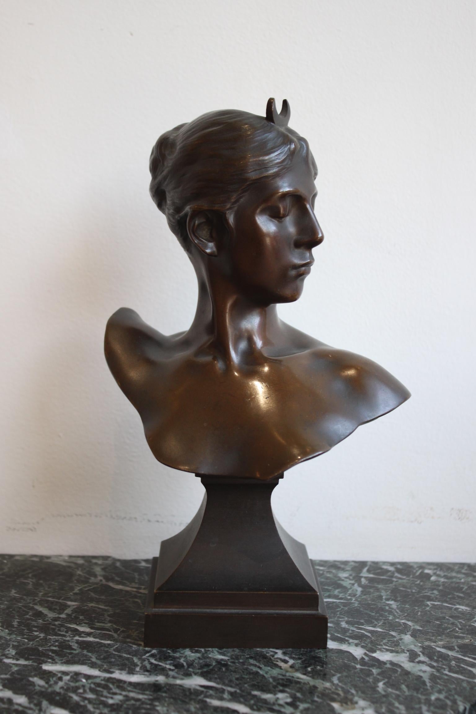 19th Century Diane Huntress Bust by Alexandre Falguière In Good Condition In Marseille, FR