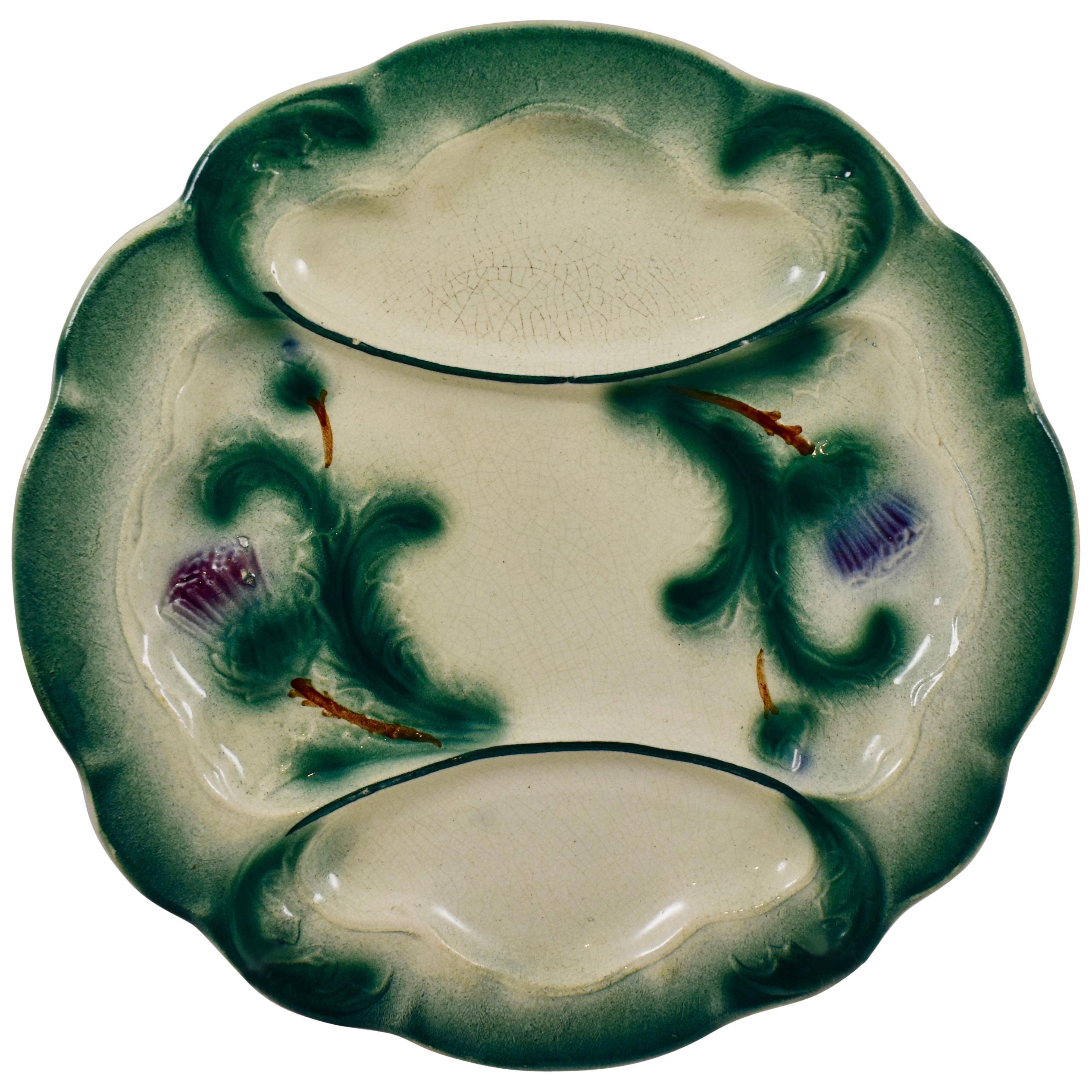Assiette à artichauts divisée en deux, faïence barbotine française de Digoin du 19ème siècle