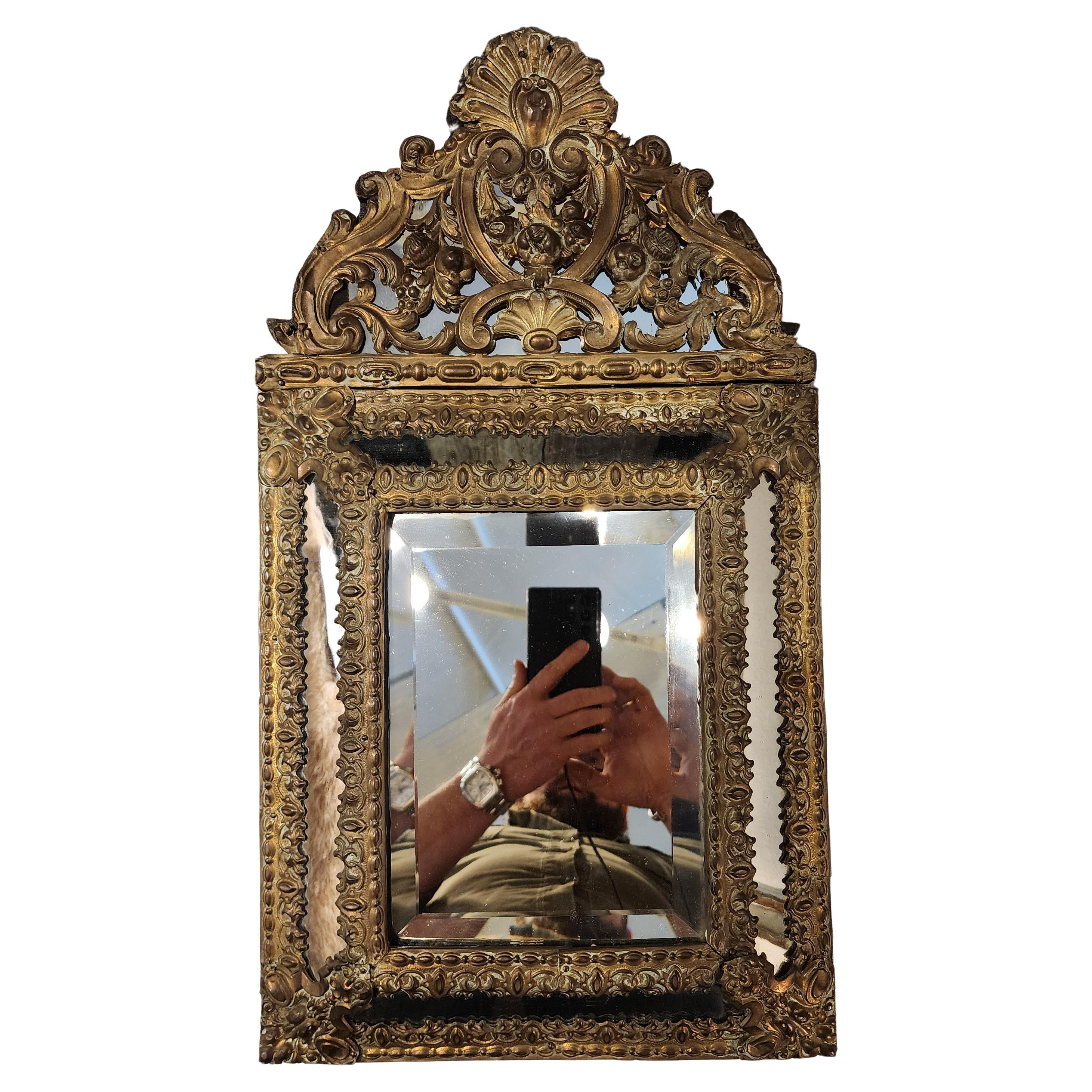 Il s'agit d'un petit miroir hollandais en laiton. Créée au 19e siècle, cette petite beauté est pleine de charme. Il s'agit d'une véritable pièce d'apparat, à l'instar d'un diamant solitaire bien taillé. N'hésitez pas à m'envoyer un message si vous