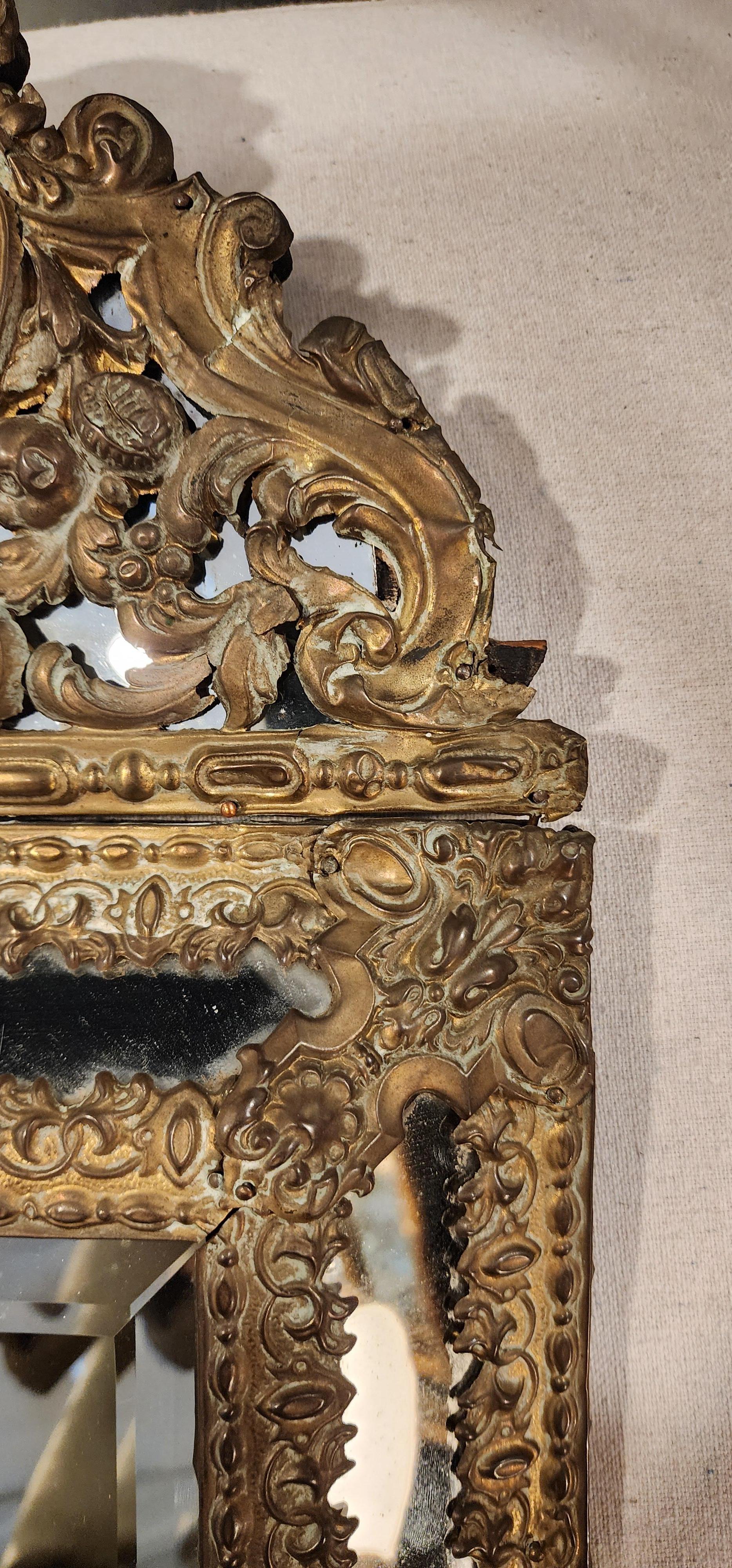 Miroir hollandais Diminutif en laiton du 19ème siècle État moyen - En vente à Hudson, NY