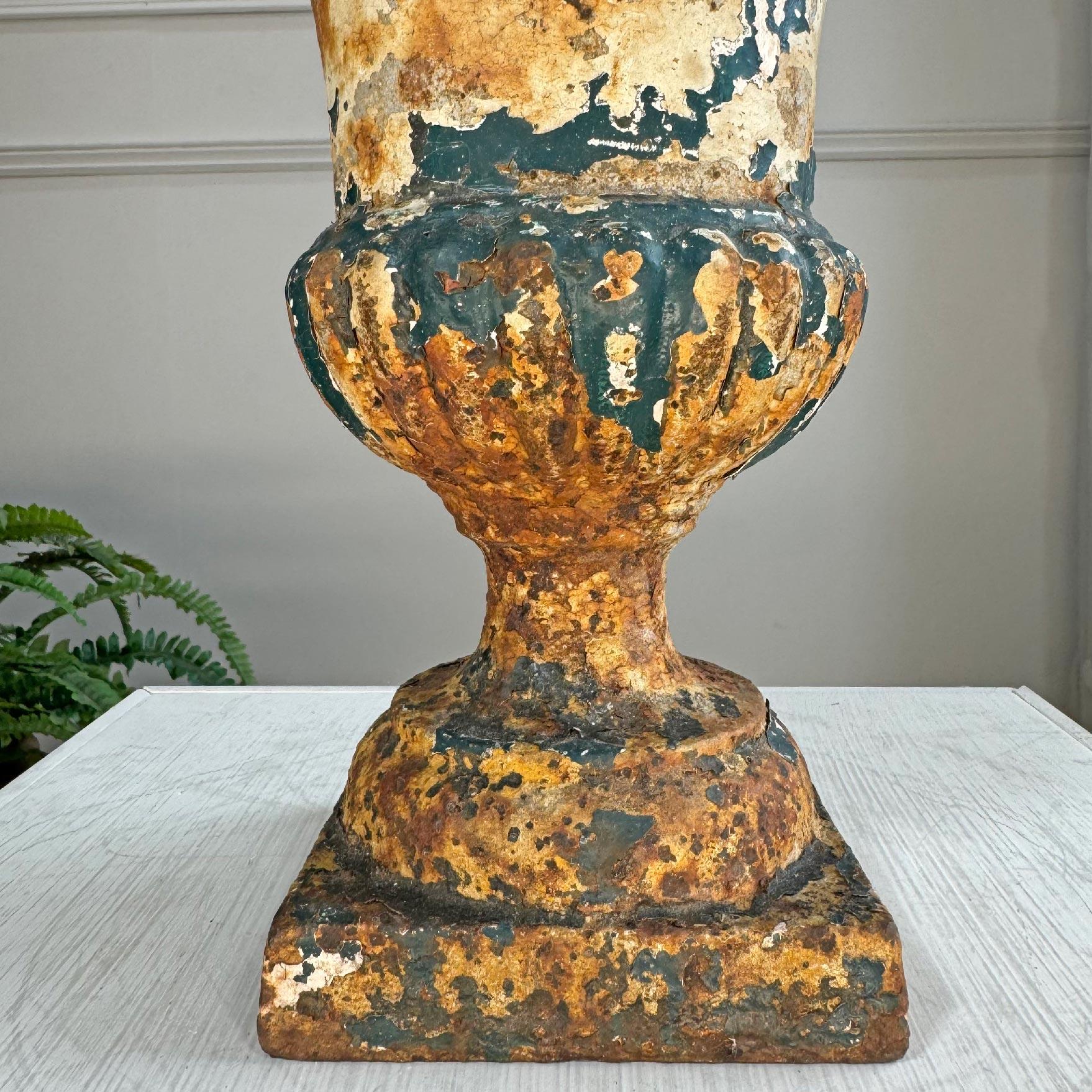 Moulage Urne Médicis Diminutive en Fonte Française du 19ème siècle Teal en vente