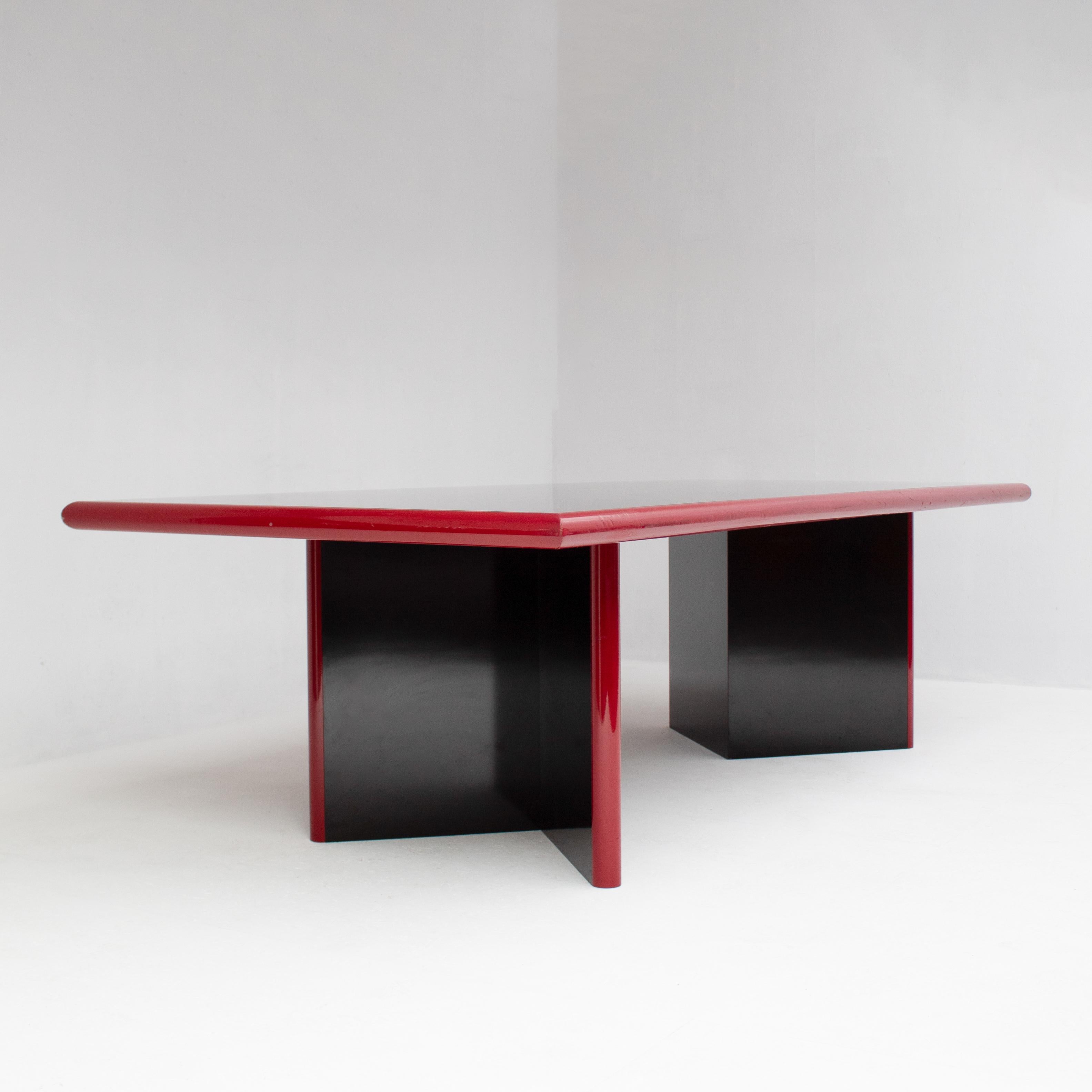 La table Mario Sabot est un meuble innovant conçu pour allier fonctionnalité et design attrayant et moderne. Il est idéal pour ceux qui recherchent à la fois le style et la praticité dans leur intérieur. Cette table est conçue pour être polyvalente,