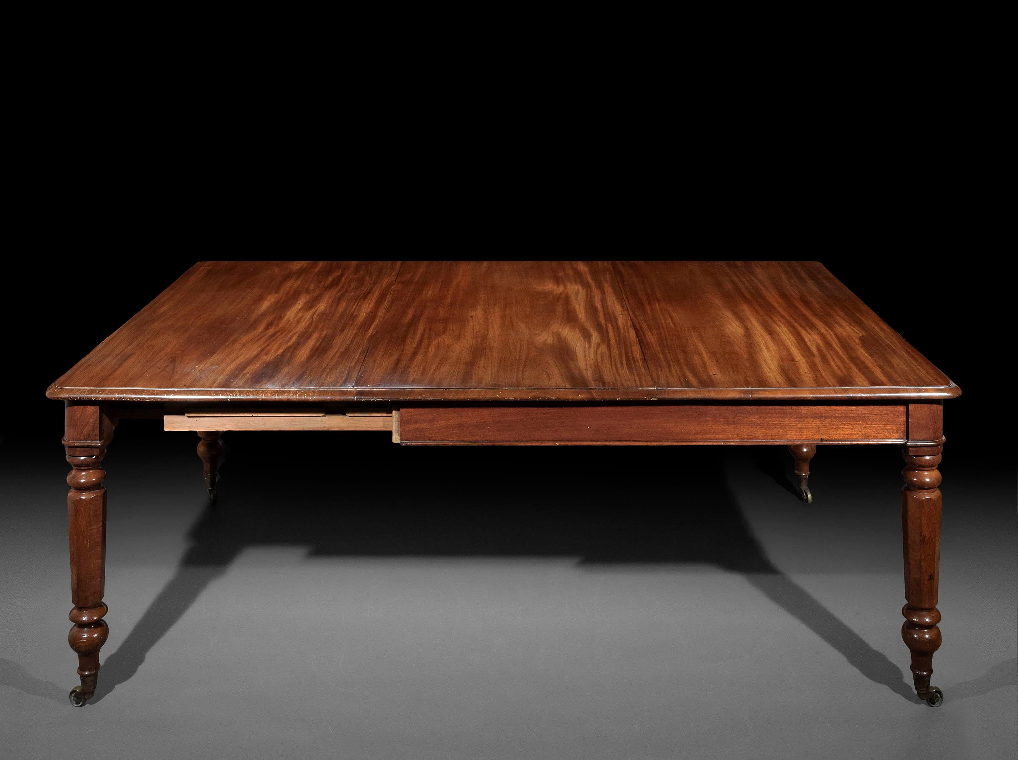 Early 19th century Regency period extendable dining table, sits 10 people with two extra leaves. English, circa 1830.

Dimensions (approx.):

Depth: 123 cm / 48.5