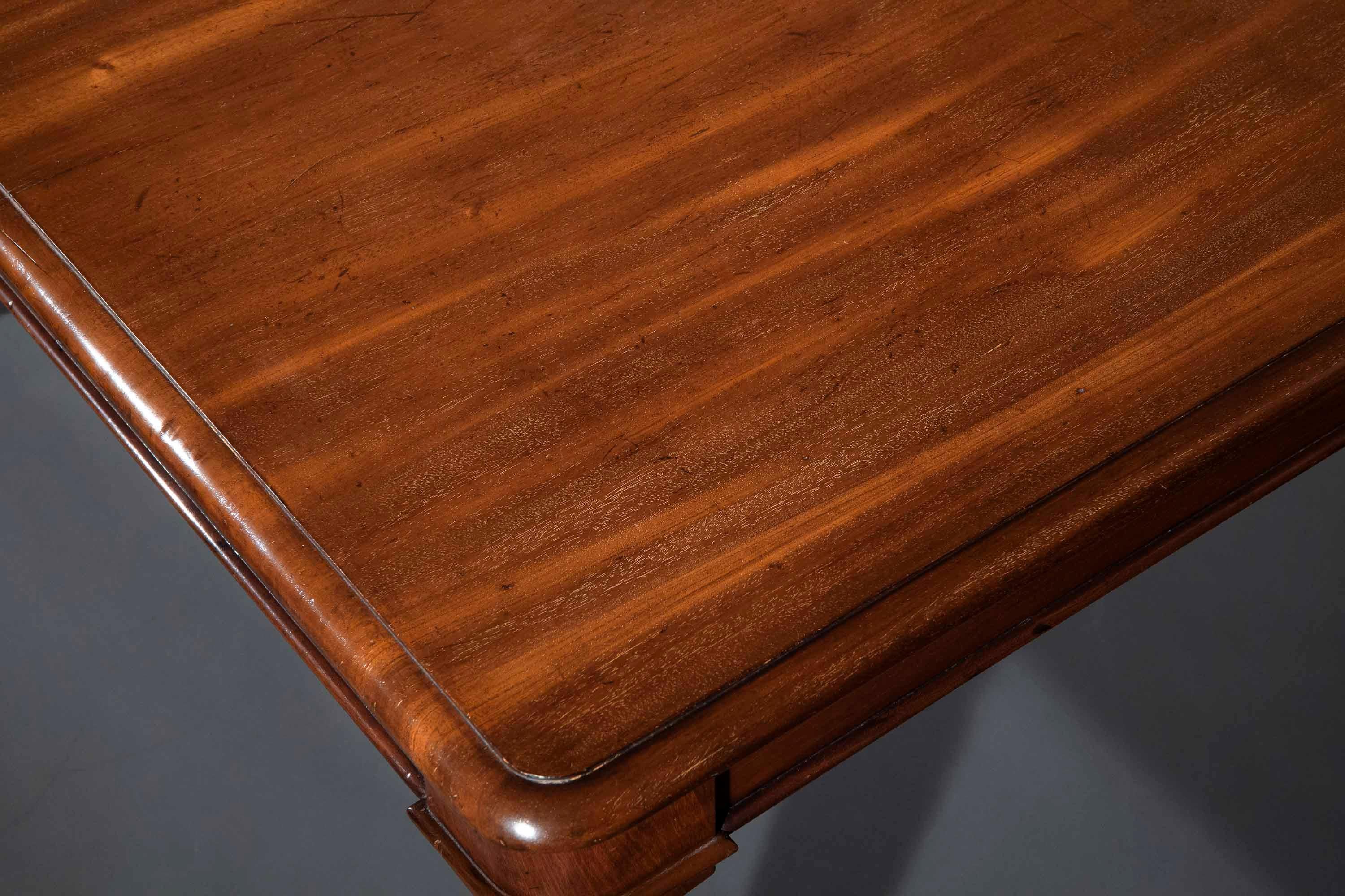 Bois de feuillus Table de salle à manger du début du 19e siècle pouvant accueillir 10 personnes en vente