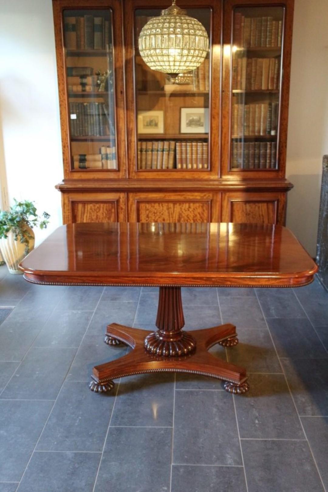 Antique mahogany dining room table on 1 leg. Beautiful stylish table. The central leg makes the table suitable for 6 people. In beautiful and completely original condition.
Origin: England
Period: Approx. 1840
Size: 142cm x 105cm x h.75cm Legroom