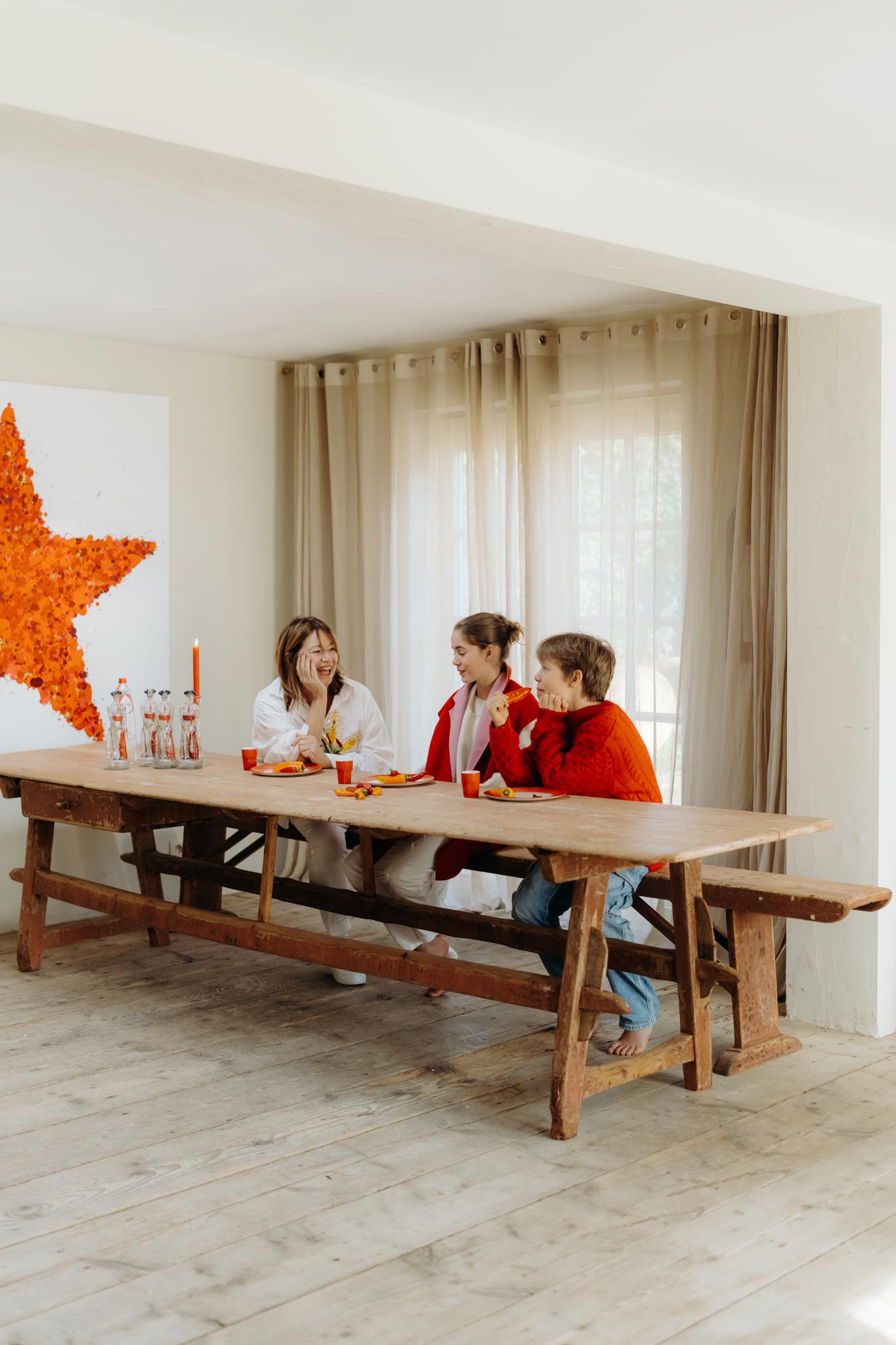 maravillosa pátina, restos de pintura roja vieja en esta mesa de comedor danesa del siglo XIX con un cajón ... pura y genuina, preciosa madera de pino ... 