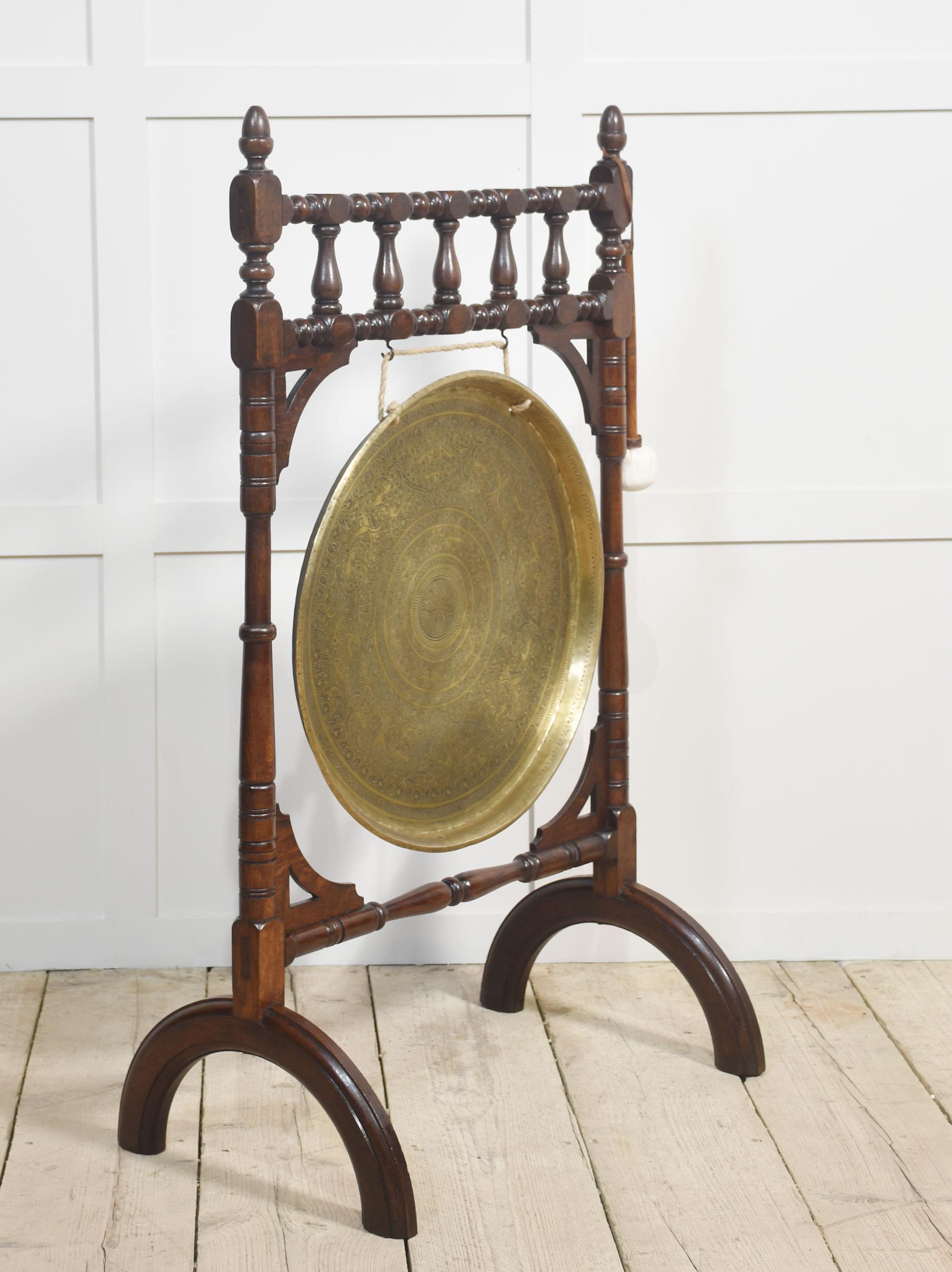 Gong de table du 19e siècle, avec des fleurons en forme de glands au-dessus du cadre tourné supportant le grand gong en laiton. Tous élevés sur des pieds en forme.
Dimensions
Hauteur 48.5 pouces
Largeur 28,5 pouces
Profondeur 18 pouces