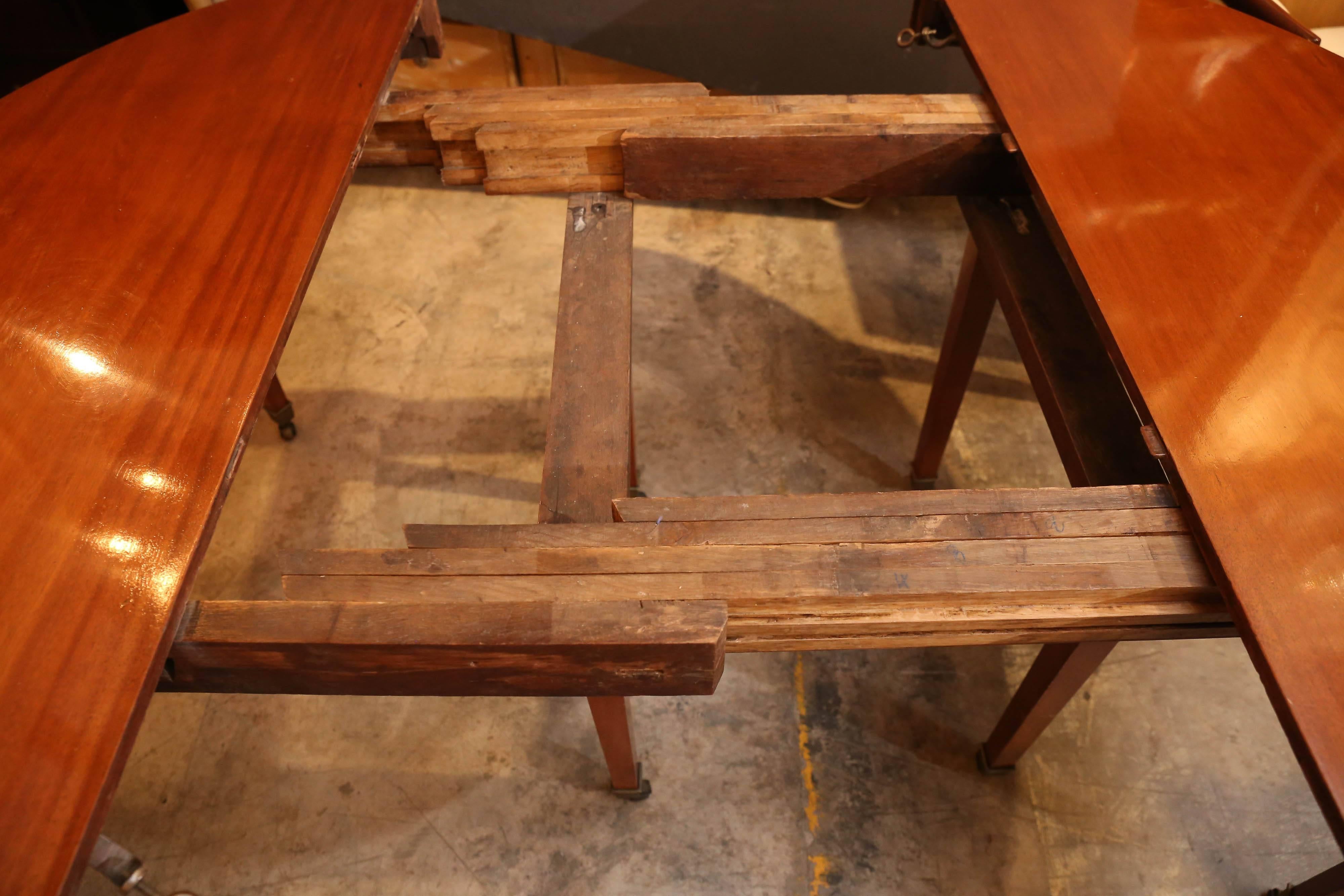 19th Century Directoire Mahogany Dining Table with five leaves For Sale 5