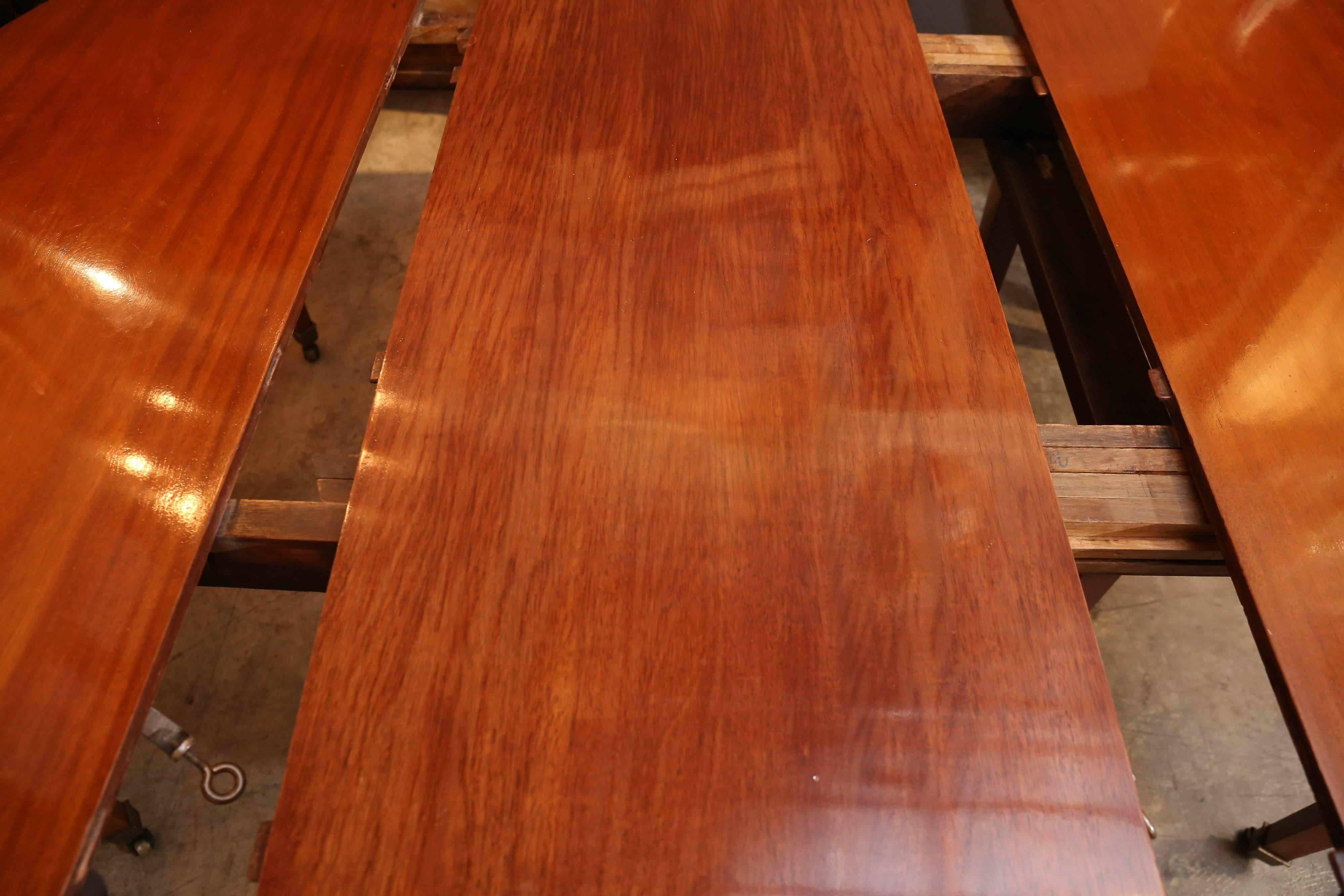 Hand-Crafted 19th Century Directoire Mahogany Dining Table with five leaves For Sale