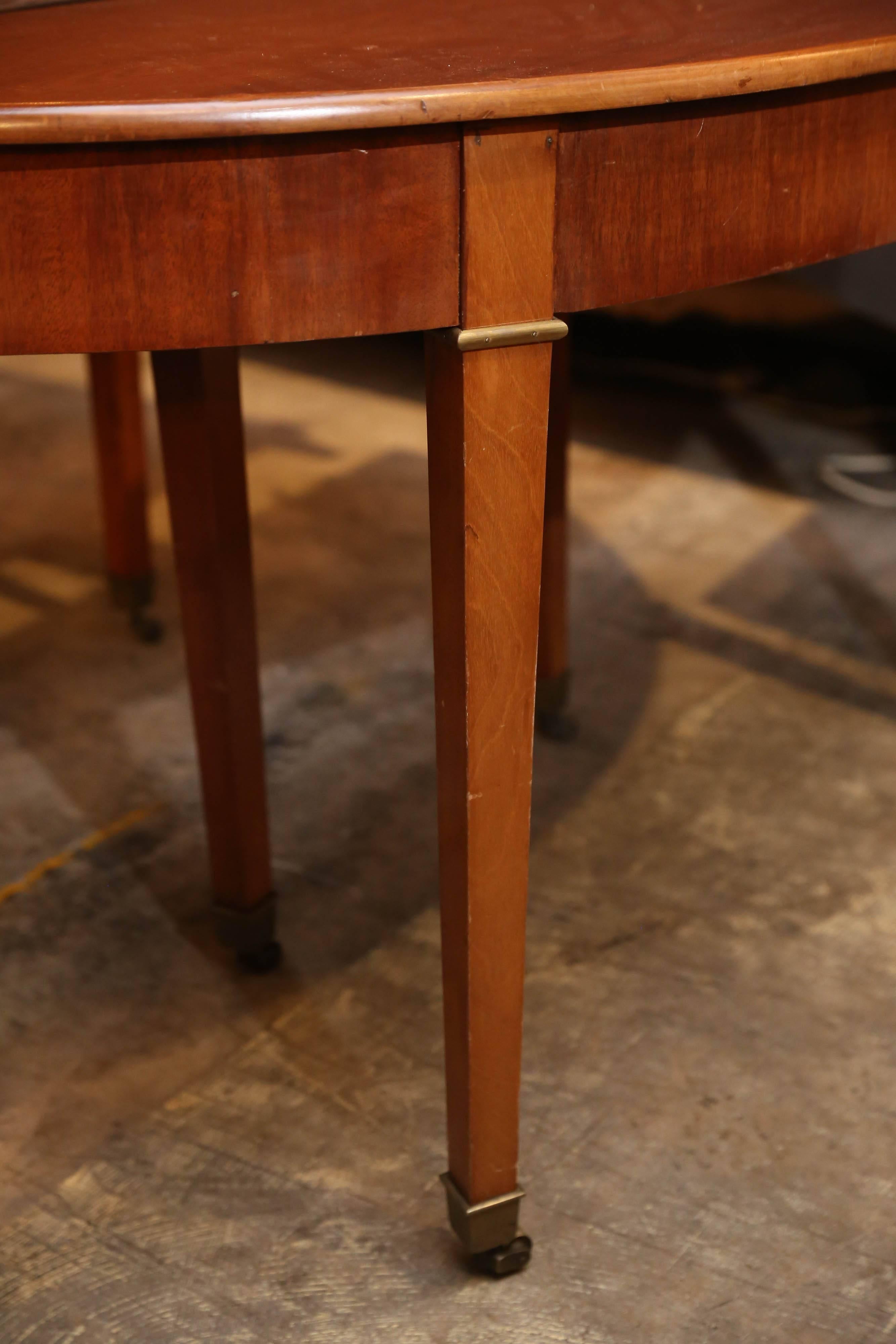 19th Century Directoire Mahogany Dining Table with five leaves In Good Condition For Sale In Houston, TX