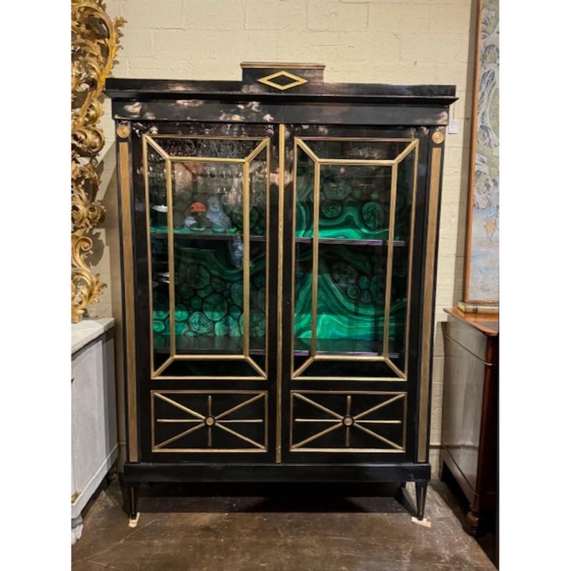 Eccezionale libreria Directoire' del XIX secolo laccata nera con interni dipinti in finta malachite. Questo pezzo è dotato anche di ripiani e di graziosi dettagli dorati. Stupefacente! Circa 1850
57w x 15d x 80h