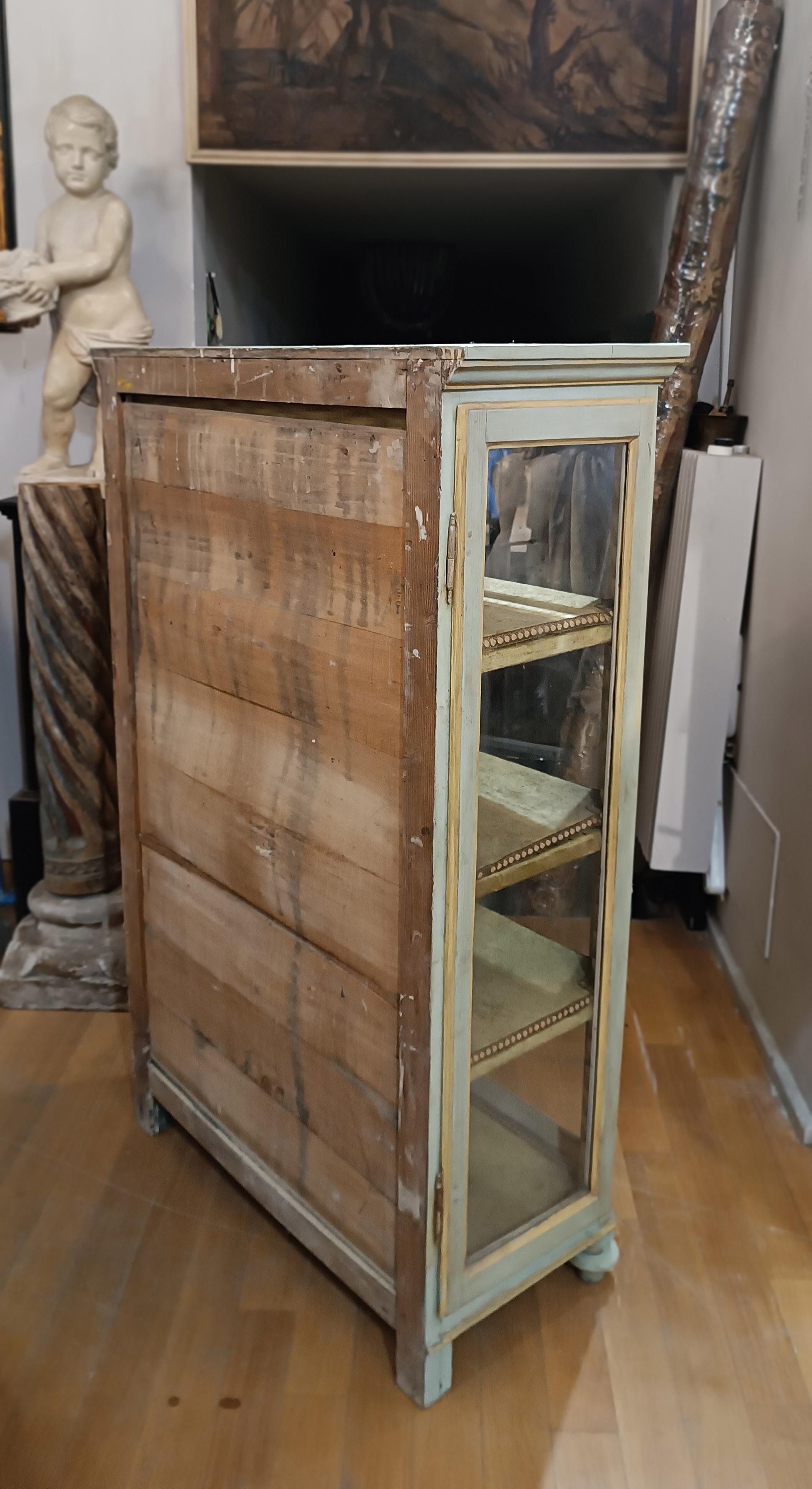  19th CENTURY DISPLAY CABINET IN PAINTED GREEN AND YELLOW POPLAR  In Good Condition For Sale In Firenze, FI